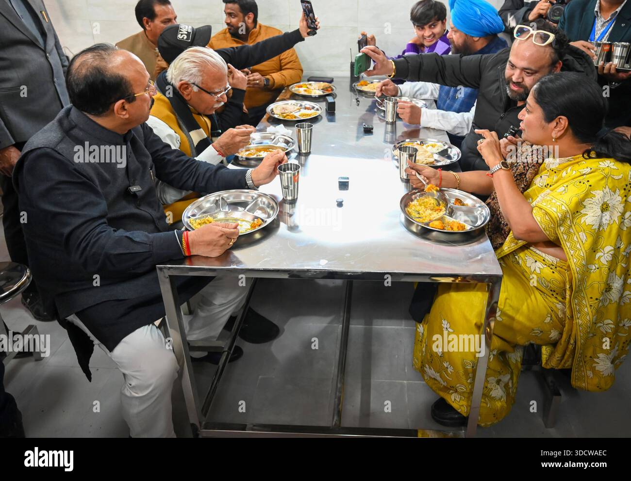 NUOVA DELHI, INDIA - DICEMBRE 25: Il primo ministro di Delhi Rekha Gupta, insieme al ministro dell'Unione per l'edilizia abitativa e gli affari urbani Manohar Lal Khattar e al ministro del governo di Delhi Ashish Sood durante l'inaugurazione dell'Atal Canteen presso l'Apna Bazar Nehru Nagar a Lajpat Nagar il 25 dicembre 2025 a nuova Delhi, India. Il governo di Delhi ha lanciato 100 mense Atal in tutta la città, offrendo pasti a soli 5 RS, in una mossa volta a espandere l'accesso a cibo a prezzi accessibili per i poveri della città. Lo schema, che è stato presentato in modo importante nel manifesto elettorale BJPs Delhi, è stato progettato per sostenere i lavoratori salariali giornalieri Foto Stock