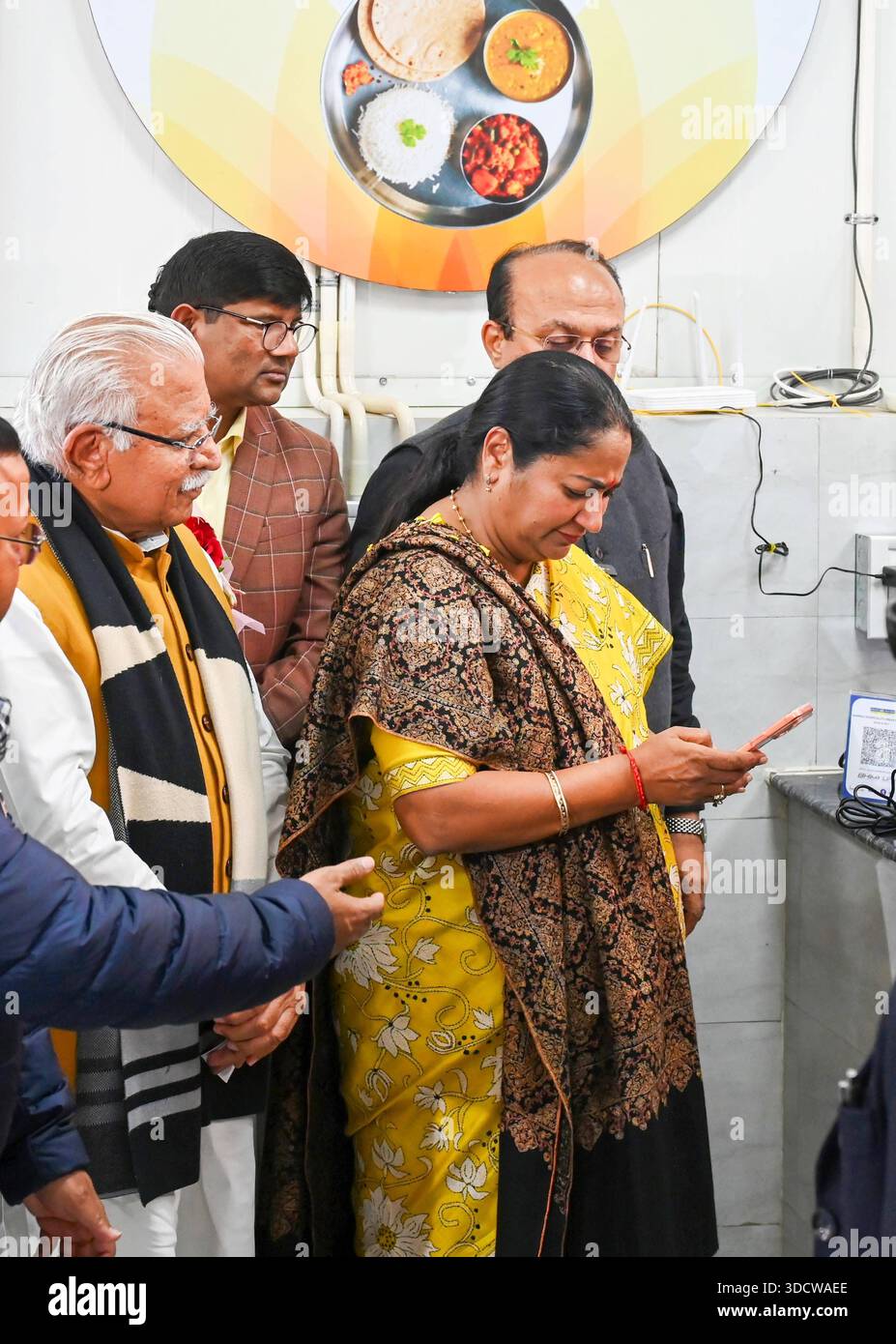 NUOVA DELHI, INDIA - DICEMBRE 25: Il primo ministro di Delhi Rekha Gupta, insieme al ministro dell'Unione per l'edilizia abitativa e gli affari urbani Manohar Lal Khattar e al ministro del governo di Delhi Ashish Sood durante l'inaugurazione dell'Atal Canteen presso l'Apna Bazar Nehru Nagar a Lajpat Nagar il 25 dicembre 2025 a nuova Delhi, India. Il governo di Delhi ha lanciato 100 mense Atal in tutta la città, offrendo pasti a soli 5 RS, in una mossa volta a espandere l'accesso a cibo a prezzi accessibili per i poveri della città. Lo schema, che è stato presentato in modo importante nel manifesto elettorale BJPs Delhi, è stato progettato per sostenere i lavoratori salariali giornalieri Foto Stock