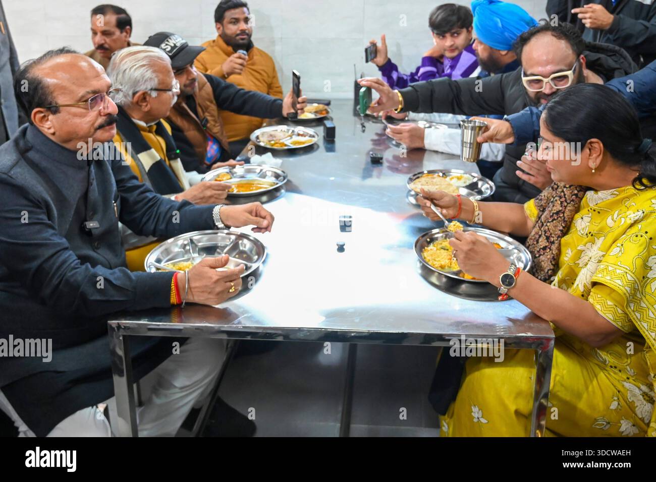 NUOVA DELHI, INDIA - DICEMBRE 25: Il primo ministro di Delhi Rekha Gupta, insieme al ministro dell'Unione per l'edilizia abitativa e gli affari urbani Manohar Lal Khattar e al ministro del governo di Delhi Ashish Sood durante l'inaugurazione dell'Atal Canteen presso l'Apna Bazar Nehru Nagar a Lajpat Nagar il 25 dicembre 2025 a nuova Delhi, India. Il governo di Delhi ha lanciato 100 mense Atal in tutta la città, offrendo pasti a soli 5 RS, in una mossa volta a espandere l'accesso a cibo a prezzi accessibili per i poveri della città. Lo schema, che è stato presentato in modo importante nel manifesto elettorale BJPs Delhi, è stato progettato per sostenere i lavoratori salariali giornalieri Foto Stock