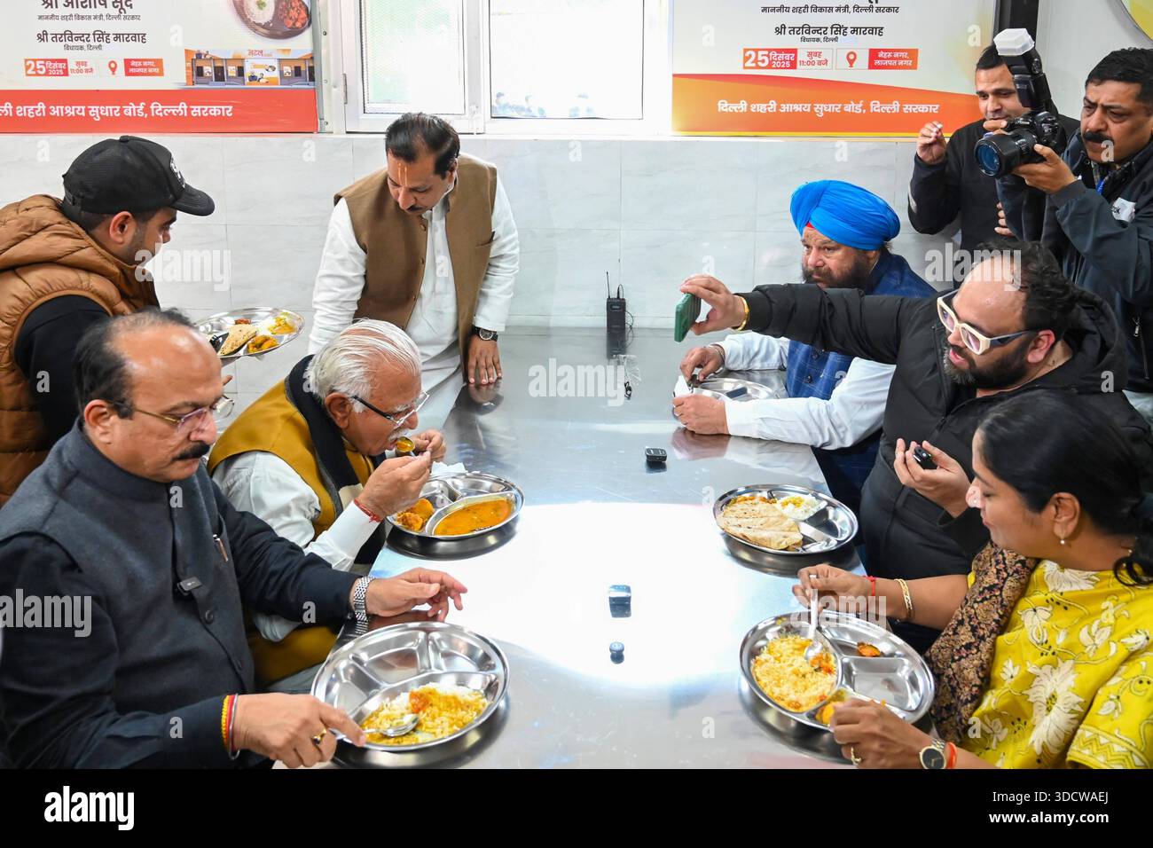 NUOVA DELHI, INDIA - DICEMBRE 25: Il primo ministro di Delhi Rekha Gupta, insieme al ministro dell'Unione per l'edilizia abitativa e gli affari urbani Manohar Lal Khattar e al ministro del governo di Delhi Ashish Sood durante l'inaugurazione dell'Atal Canteen presso l'Apna Bazar Nehru Nagar a Lajpat Nagar il 25 dicembre 2025 a nuova Delhi, India. Il governo di Delhi ha lanciato 100 mense Atal in tutta la città, offrendo pasti a soli 5 RS, in una mossa volta a espandere l'accesso a cibo a prezzi accessibili per i poveri della città. Lo schema, che è stato presentato in modo importante nel manifesto elettorale BJPs Delhi, è stato progettato per sostenere i lavoratori salariali giornalieri Foto Stock
