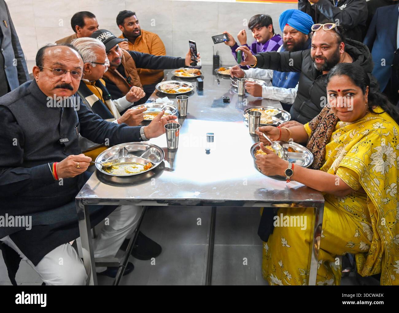 NUOVA DELHI, INDIA - DICEMBRE 25: Il primo ministro di Delhi Rekha Gupta, insieme al ministro dell'Unione per l'edilizia abitativa e gli affari urbani Manohar Lal Khattar e al ministro del governo di Delhi Ashish Sood durante l'inaugurazione dell'Atal Canteen presso l'Apna Bazar Nehru Nagar a Lajpat Nagar il 25 dicembre 2025 a nuova Delhi, India. Il governo di Delhi ha lanciato 100 mense Atal in tutta la città, offrendo pasti a soli 5 RS, in una mossa volta a espandere l'accesso a cibo a prezzi accessibili per i poveri della città. Lo schema, che è stato presentato in modo importante nel manifesto elettorale BJPs Delhi, è stato progettato per sostenere i lavoratori salariali giornalieri Foto Stock