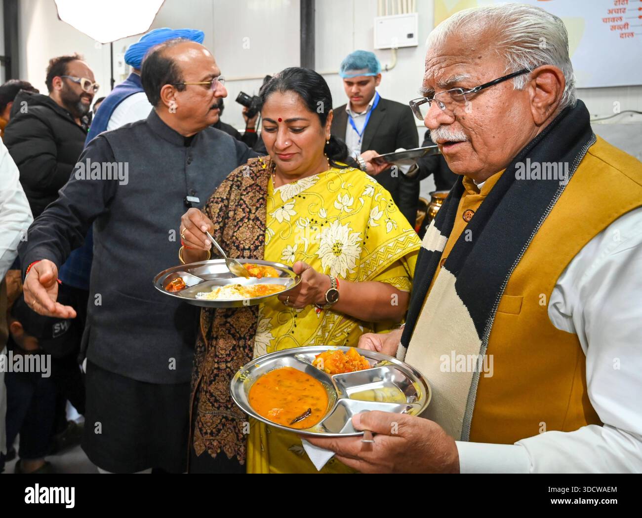 NUOVA DELHI, INDIA - DICEMBRE 25: Il primo ministro di Delhi Rekha Gupta, insieme al ministro dell'Unione per l'edilizia abitativa e gli affari urbani Manohar Lal Khattar e al ministro del governo di Delhi Ashish Sood durante l'inaugurazione dell'Atal Canteen presso l'Apna Bazar Nehru Nagar a Lajpat Nagar il 25 dicembre 2025 a nuova Delhi, India. Il governo di Delhi ha lanciato 100 mense Atal in tutta la città, offrendo pasti a soli 5 RS, in una mossa volta a espandere l'accesso a cibo a prezzi accessibili per i poveri della città. Lo schema, che è stato presentato in modo importante nel manifesto elettorale BJPs Delhi, è stato progettato per sostenere i lavoratori salariali giornalieri Foto Stock