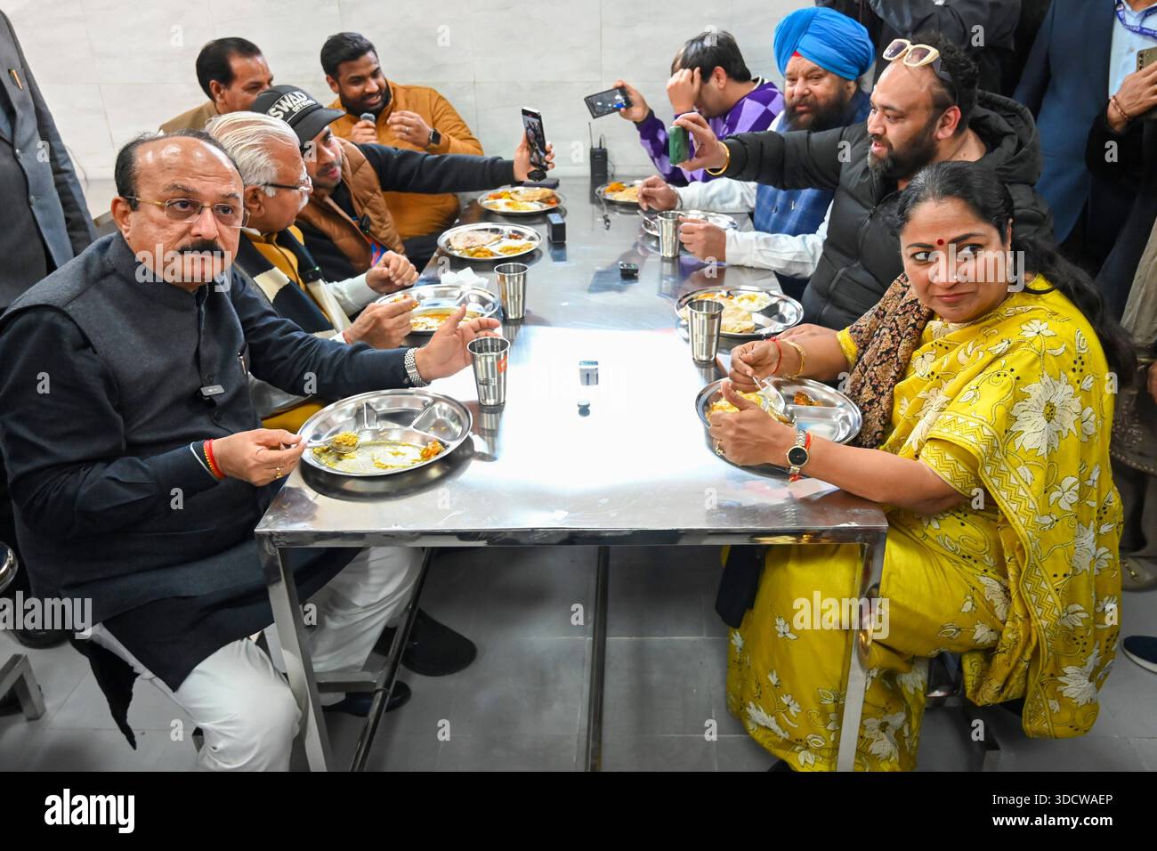 NUOVA DELHI, INDIA - DICEMBRE 25: Il primo ministro di Delhi Rekha Gupta, insieme al ministro dell'Unione per l'edilizia abitativa e gli affari urbani Manohar Lal Khattar e al ministro del governo di Delhi Ashish Sood durante l'inaugurazione dell'Atal Canteen presso l'Apna Bazar Nehru Nagar a Lajpat Nagar il 25 dicembre 2025 a nuova Delhi, India. Il governo di Delhi ha lanciato 100 mense Atal in tutta la città, offrendo pasti a soli 5 RS, in una mossa volta a espandere l'accesso a cibo a prezzi accessibili per i poveri della città. Lo schema, che è stato presentato in modo importante nel manifesto elettorale BJPs Delhi, è stato progettato per sostenere i lavoratori salariali giornalieri Foto Stock