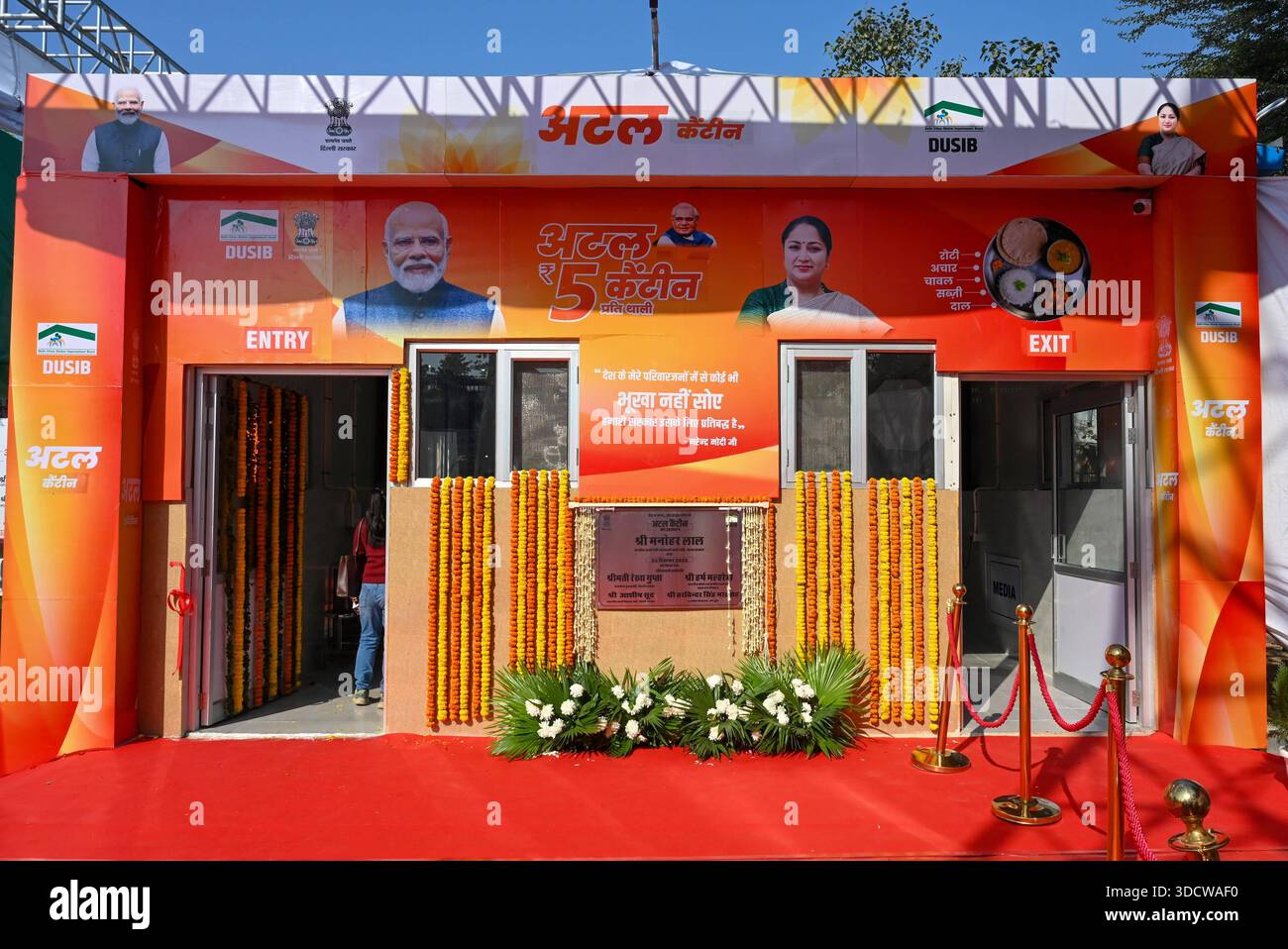 NUOVA DELHI, INDIA - DICEMBRE 25: Atal Canteen presso l'Apna Bazar Nehru Nagar a Lajpat Nagar è stato lanciato dal primo ministro di Delhi Rekha Gupta, il 25 dicembre 2025 a nuova Delhi, India. Il governo di Delhi ha lanciato 100 mense Atal in tutta la città, offrendo pasti a soli 5 RS, in una mossa volta a espandere l'accesso a cibo a prezzi accessibili per i poveri della città. Lo schema, che è stato presentato in modo prominente nel manifesto elettorale BJPs Delhi, è progettato per sostenere i lavoratori salariali giornalieri, i lavoratori e le famiglie a basso reddito che spesso lottano per permettersi pasti regolari in città. Foto di Vipin Kumar/Hin Foto Stock