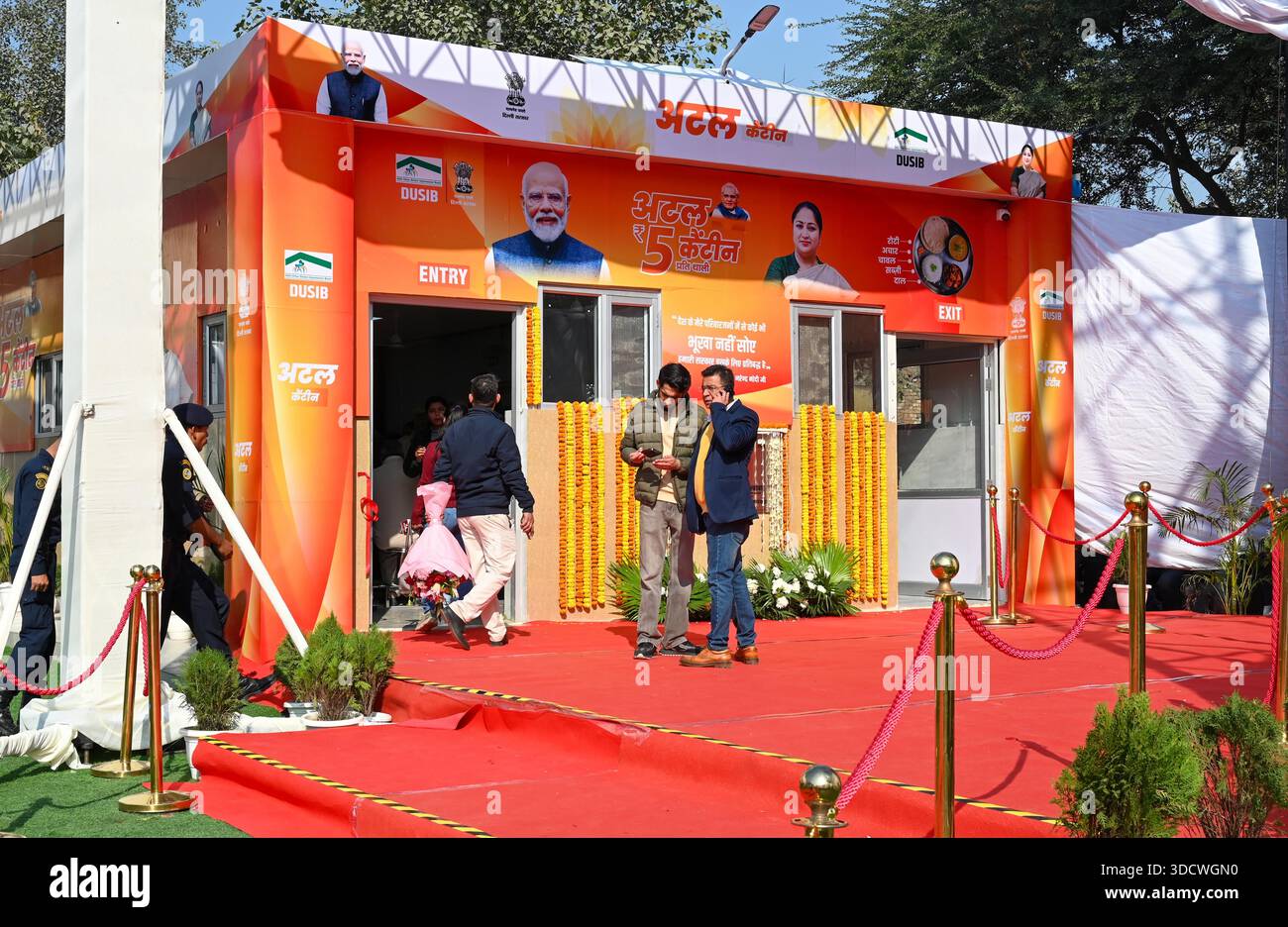 NUOVA DELHI, INDIA - DICEMBRE 25: Atal Canteen presso l'Apna Bazar Nehru Nagar a Lajpat Nagar è stato lanciato dal primo ministro di Delhi Rekha Gupta, il 25 dicembre 2025 a nuova Delhi, India. Il governo di Delhi ha lanciato 100 mense Atal in tutta la città, offrendo pasti a soli 5 RS, in una mossa volta ad espandere l'accesso a cibo a prezzi accessibili per i poveri lavoratori della città. Lo schema, che è apparso in modo importante nel manifesto elettorale di Delhi del BJP, è progettato per sostenere i lavoratori salariali giornalieri, i lavoratori e le famiglie a basso reddito che spesso lottano per permettersi pasti regolari in città. (Foto di Vipin Kumar/ Foto Stock