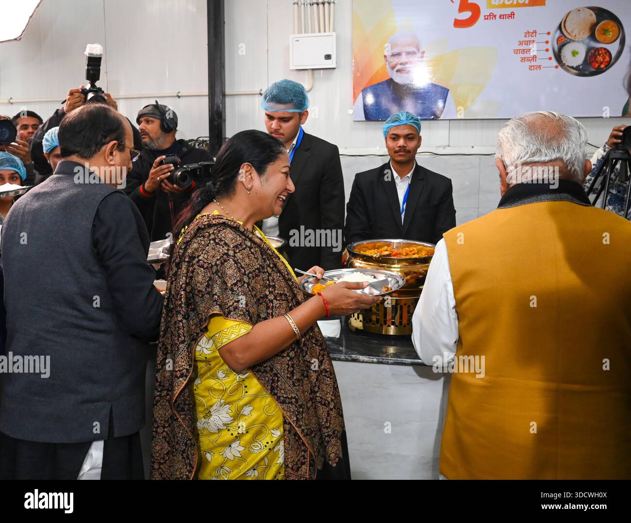 NUOVA DELHI, INDIA - DICEMBRE 25: Il primo ministro di Delhi Rekha Gupta, insieme al ministro dell'Unione per l'edilizia abitativa e gli affari urbani Manohar Lal Khattar e al ministro del governo di Delhi Ashish Sood durante l'inaugurazione dell'Atal Canteen presso l'Apna Bazar Nehru Nagar a Lajpat Nagar il 25 dicembre 2025 a nuova Delhi, India. Il governo di Delhi ha lanciato 100 mense Atal in tutta la città, offrendo pasti a soli 5 RS, in una mossa volta ad espandere l'accesso a cibo a prezzi accessibili per i poveri lavoratori della città. Lo schema, che ha avuto un ruolo importante nel manifesto elettorale di Delhi del BJP, è stato progettato per sostenere il lavoro salariale giornaliero Foto Stock