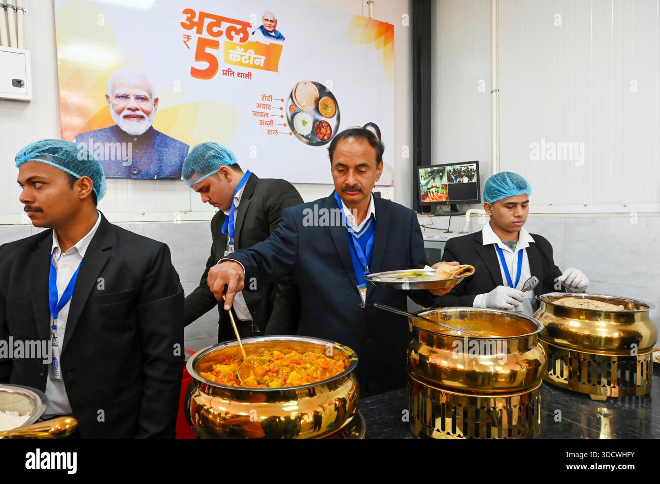 NUOVA DELHI, INDIA - DICEMBRE 25: Atal Canteen presso l'Apna Bazar Nehru Nagar a Lajpat Nagar è stato lanciato dal primo ministro di Delhi Rekha Gupta, il 25 dicembre 2025 a nuova Delhi, India. Il governo di Delhi ha lanciato 100 mense Atal in tutta la città, offrendo pasti a soli 5 RS, in una mossa volta ad espandere l'accesso a cibo a prezzi accessibili per i poveri lavoratori della città. Lo schema, che è apparso in modo importante nel manifesto elettorale di Delhi del BJP, è progettato per sostenere i lavoratori salariali giornalieri, i lavoratori e le famiglie a basso reddito che spesso lottano per permettersi pasti regolari in città. (Foto di Vipin Kumar/ Foto Stock