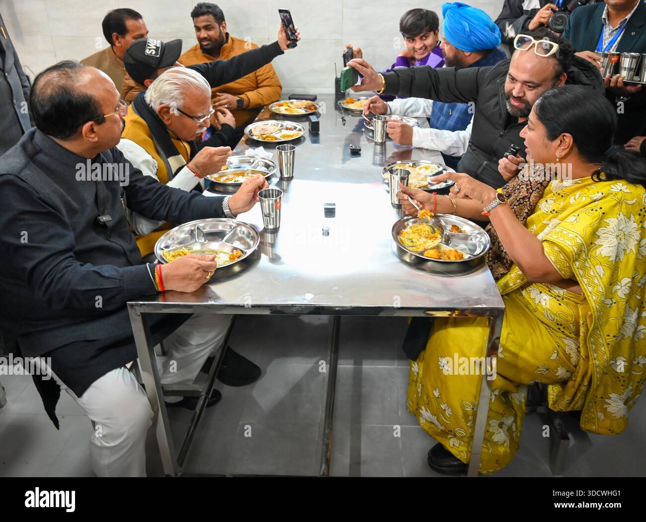 NUOVA DELHI, INDIA - DICEMBRE 25: Il primo ministro di Delhi Rekha Gupta, insieme al ministro dell'Unione per l'edilizia abitativa e gli affari urbani Manohar Lal Khattar e al ministro del governo di Delhi Ashish Sood durante l'inaugurazione dell'Atal Canteen presso l'Apna Bazar Nehru Nagar a Lajpat Nagar il 25 dicembre 2025 a nuova Delhi, India. Il governo di Delhi ha lanciato 100 mense Atal in tutta la città, offrendo pasti a soli 5 RS, in una mossa volta ad espandere l'accesso a cibo a prezzi accessibili per i poveri lavoratori della città. Lo schema, che ha avuto un ruolo importante nel manifesto elettorale di Delhi del BJP, è stato progettato per sostenere il lavoro salariale giornaliero Foto Stock