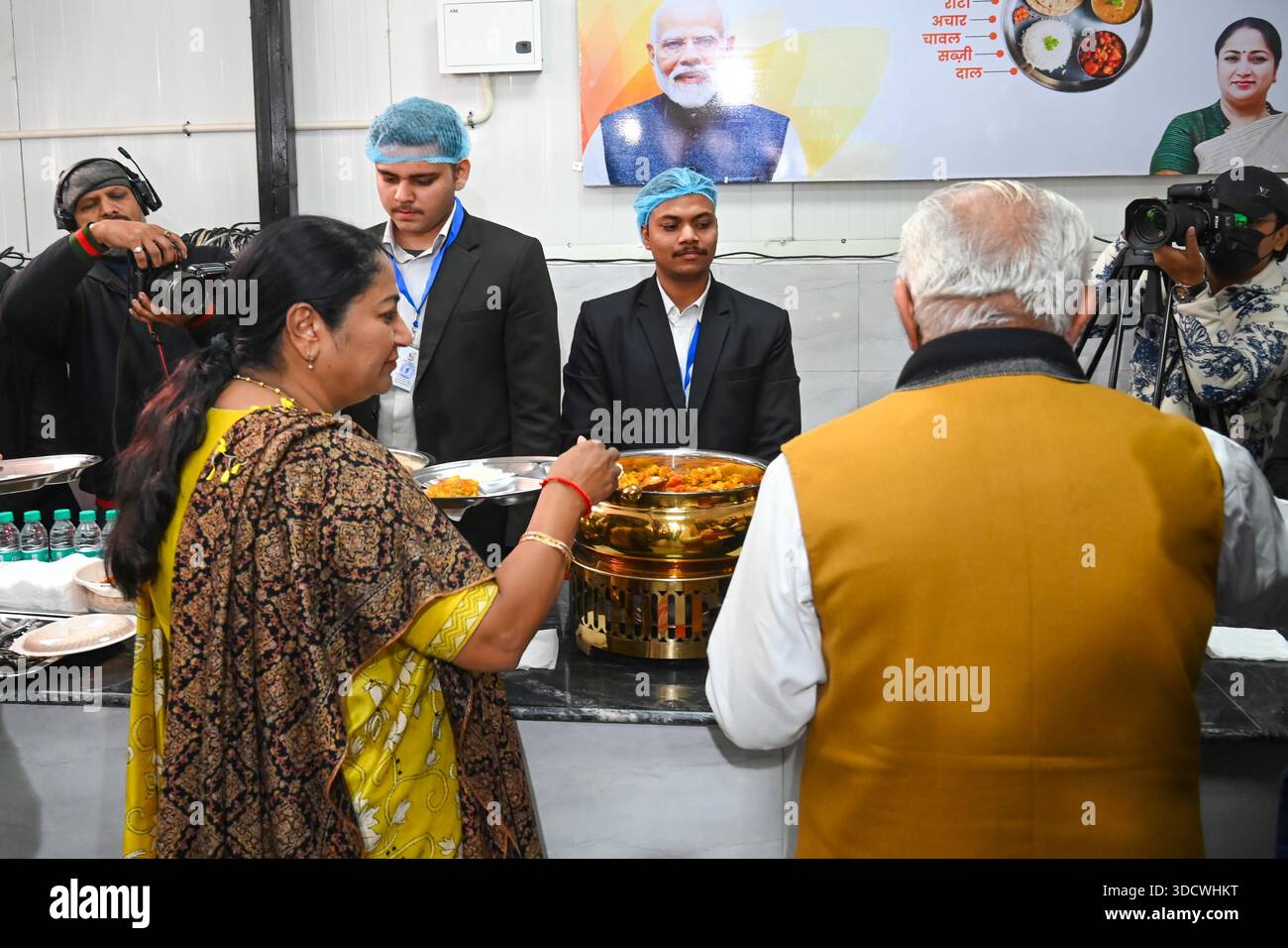 NUOVA DELHI, INDIA - DICEMBRE 25: Il primo ministro di Delhi Rekha Gupta, insieme al ministro dell'Unione per l'edilizia abitativa e gli affari urbani Manohar Lal Khattar durante l'inaugurazione dell'Atal Canteen presso l'Apna Bazar Nehru Nagar a Lajpat Nagar il 25 dicembre 2025 a nuova Delhi, India. Il governo di Delhi ha lanciato 100 mense Atal in tutta la città, offrendo pasti a soli 5 RS, in una mossa volta ad espandere l'accesso a cibo a prezzi accessibili per i poveri lavoratori della città. Lo schema, che ha avuto un ruolo importante nel manifesto elettorale di Delhi del BJP, è stato progettato per sostenere i lavoratori salariali giornalieri, i lavoratori e le famiglie a basso reddito Foto Stock