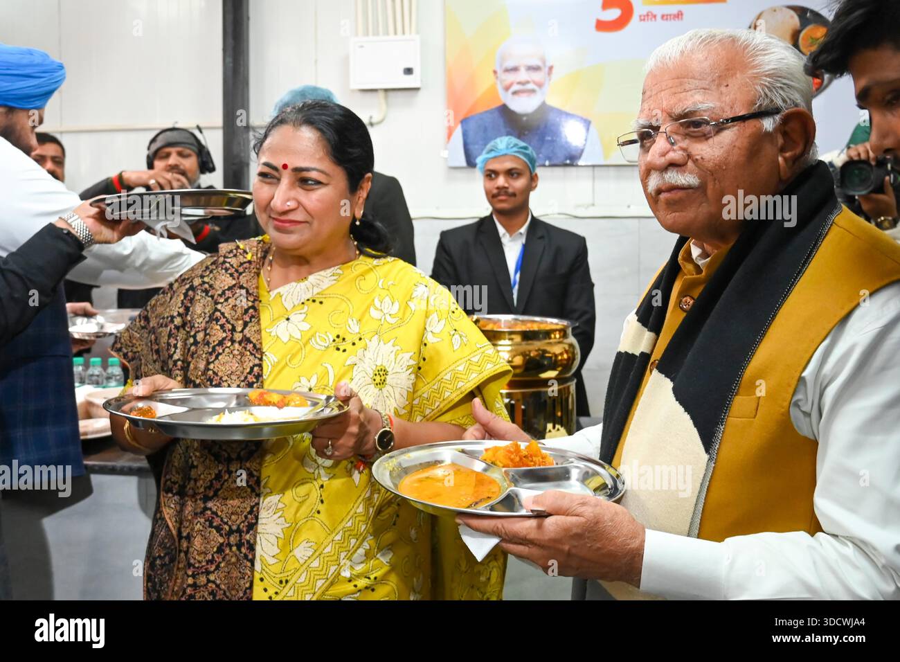 NUOVA DELHI, INDIA - DICEMBRE 25: Il primo ministro di Delhi Rekha Gupta, insieme al ministro dell'Unione per l'edilizia abitativa e gli affari urbani Manohar Lal Khattar durante l'inaugurazione dell'Atal Canteen presso l'Apna Bazar Nehru Nagar a Lajpat Nagar il 25 dicembre 2025 a nuova Delhi, India. Il governo di Delhi ha lanciato 100 mense Atal in tutta la città, offrendo pasti a soli 5 RS, in una mossa volta ad espandere l'accesso a cibo a prezzi accessibili per i poveri lavoratori della città. Lo schema, che ha avuto un ruolo importante nel manifesto elettorale di Delhi del BJP, è stato progettato per sostenere i lavoratori salariali giornalieri, i lavoratori e le famiglie a basso reddito Foto Stock