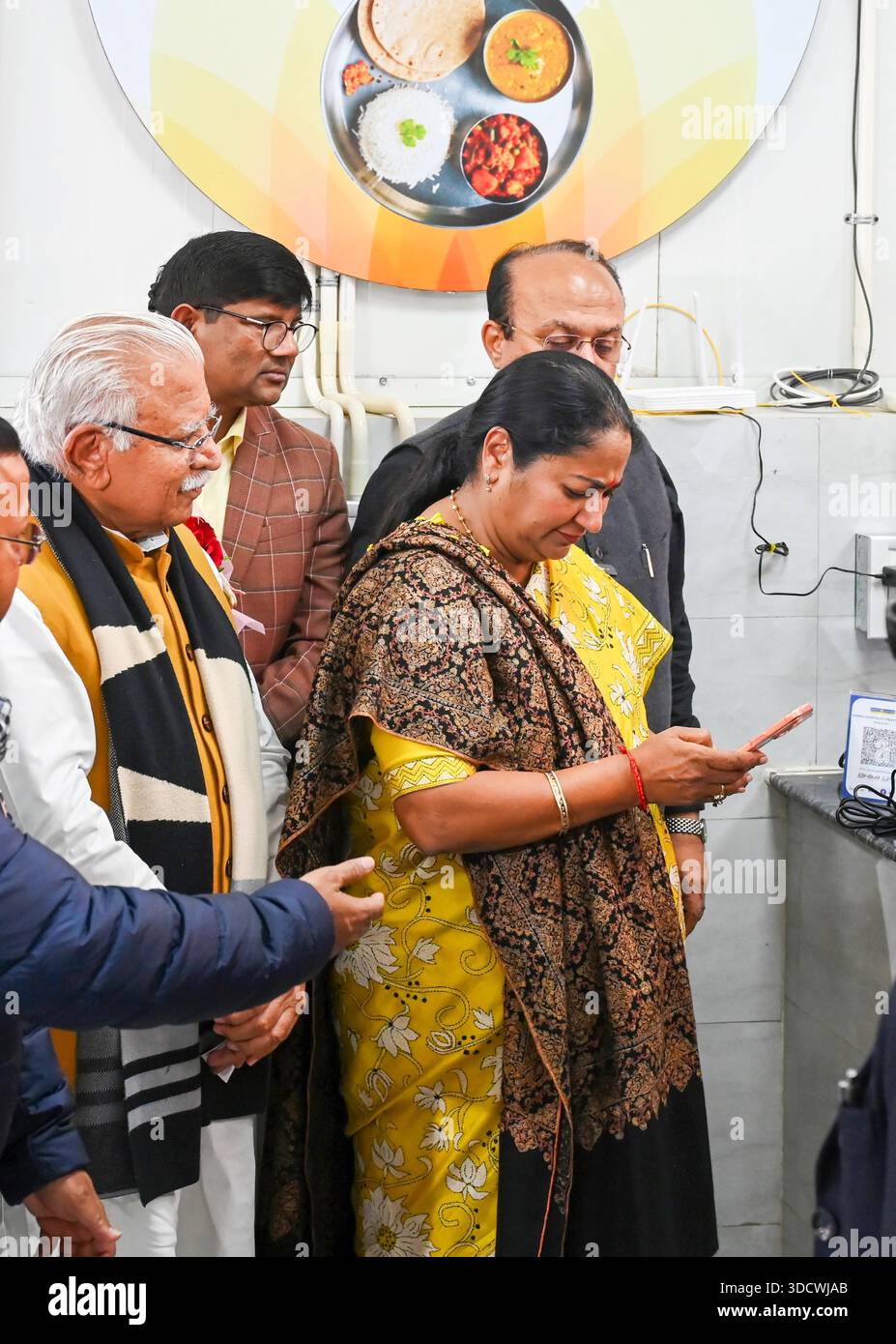 NUOVA DELHI, INDIA - DICEMBRE 25: Il primo ministro di Delhi Rekha Gupta, insieme al ministro dell'Unione per l'edilizia abitativa e gli affari urbani Manohar Lal Khattar e al ministro del governo di Delhi Ashish Sood durante l'inaugurazione dell'Atal Canteen presso l'Apna Bazar Nehru Nagar a Lajpat Nagar il 25 dicembre 2025 a nuova Delhi, India. Il governo di Delhi ha lanciato 100 mense Atal in tutta la città, offrendo pasti a soli 5 RS, in una mossa volta ad espandere l'accesso a cibo a prezzi accessibili per i poveri lavoratori della città. Lo schema, che ha avuto un ruolo importante nel manifesto elettorale di Delhi del BJP, è stato progettato per sostenere il lavoro salariale giornaliero Foto Stock