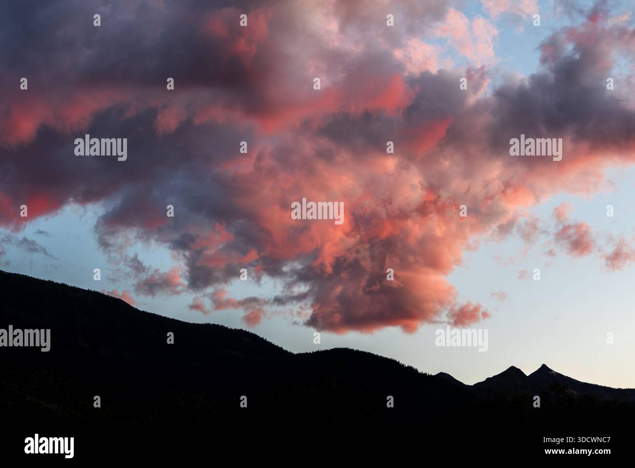 Nuvole sulle Wallowa Mountains al tramonto, Wallowa County, Oregon, Stati Uniti. Foto Stock
