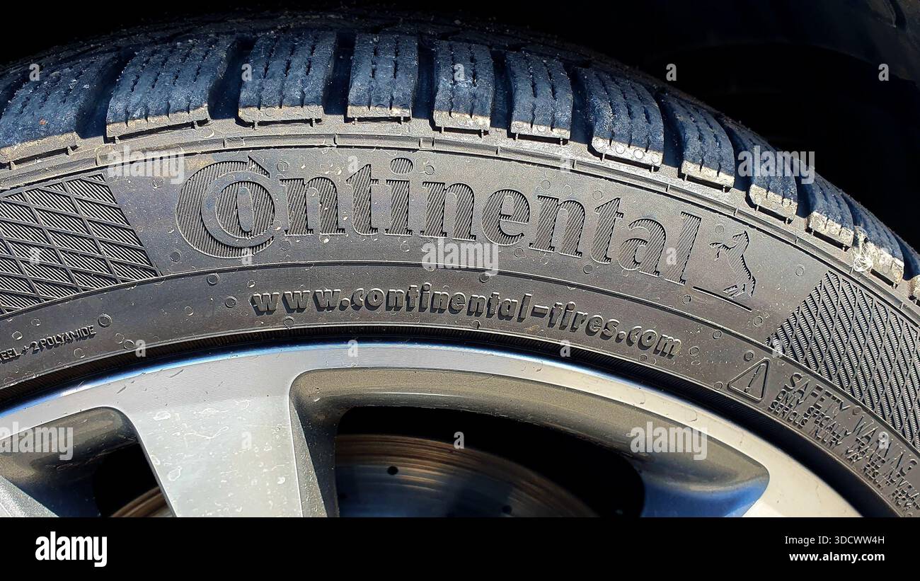Logo Continental Tire sulla parete laterale dello pneumatico dell'auto. Foto Stock