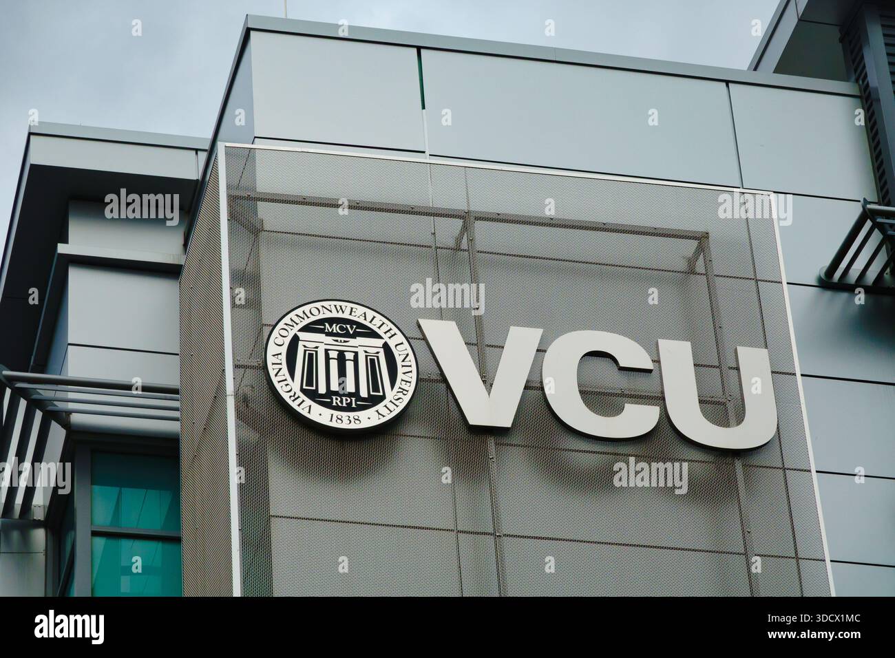 Richmond, Virginia, USA, 27 ottobre 2025: Cartello d'ingresso e logo presso il campus della Virginia Commonwealth University. Foto Stock