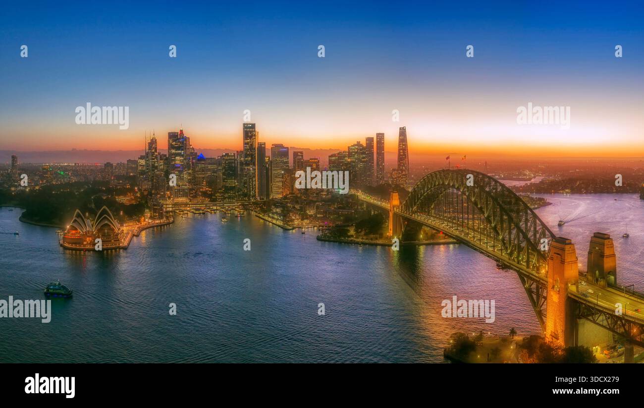 Vista ravvicinata del lungomare del CBD di Sydney attraverso il porto dal ponte di Kirribilli all'ora del tramonto. Foto Stock