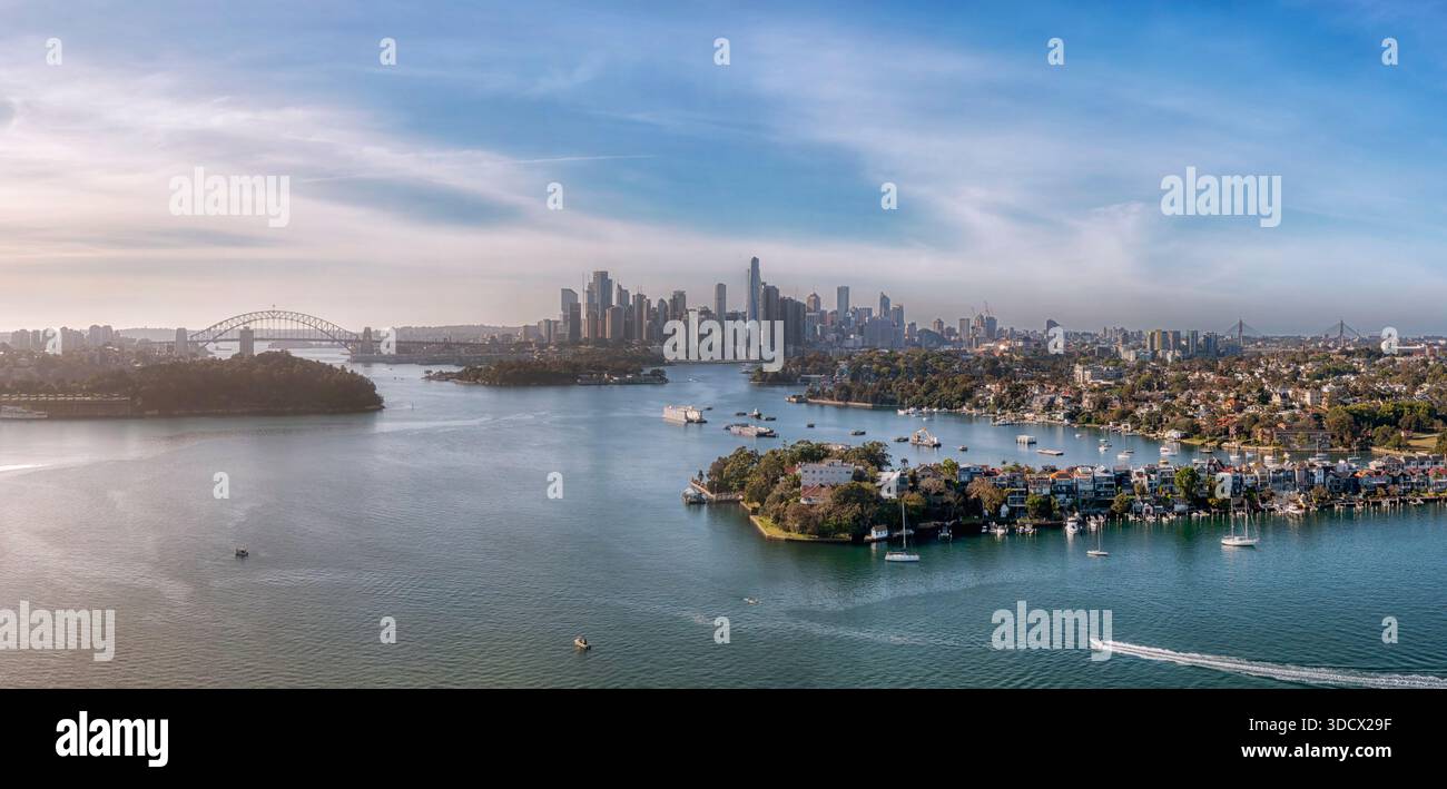 Panorama Birchgrove dello skyline del CBD della città di Sydney dal fiume Parramatta al porto di Sydney in Australia. Foto Stock
