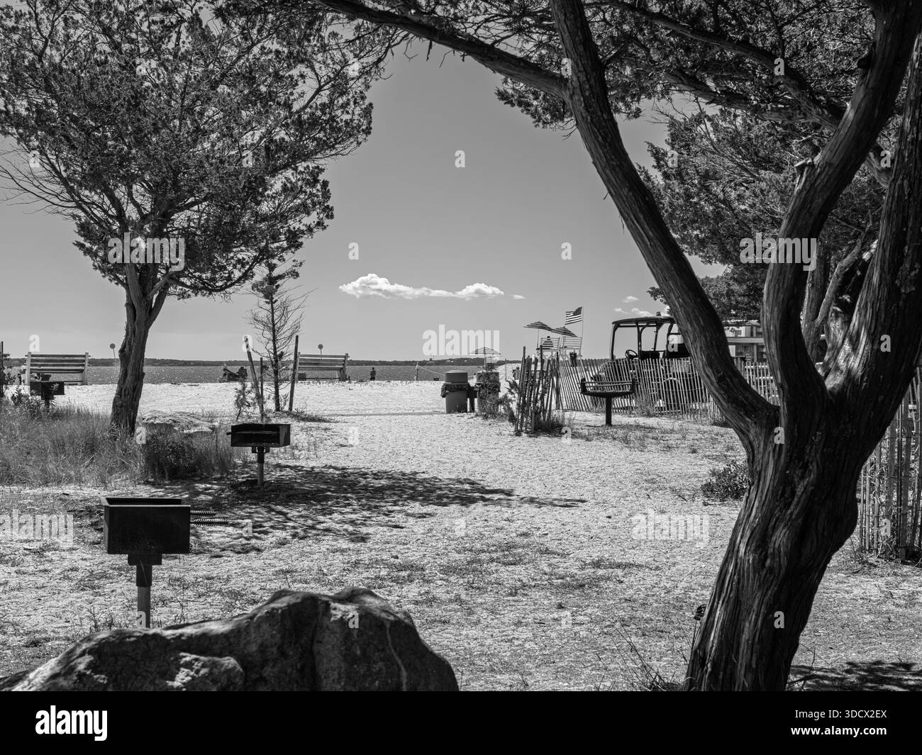 Fotografia in bianco e nero dell'Orient Beach State Park nella contea di Suffolk, New York, che mostra un tranquillo paesaggio costiero e strutture del parco. Foto Stock
