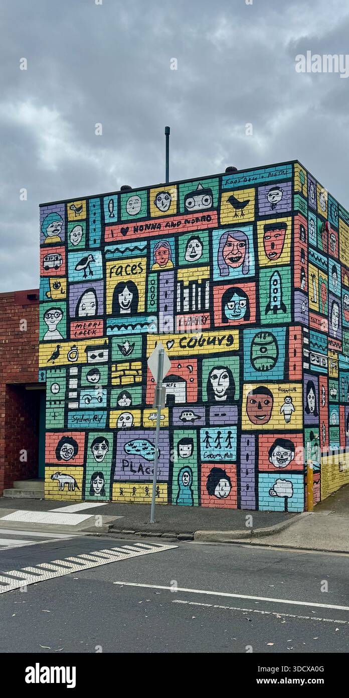 VOLTI e POSTI un murale dipinto sull'esterno della Biblioteca di Coburg dipinto dai membri della comunità locale durante il blocco di Covid 19 - Immagine stock catturata con smartphone