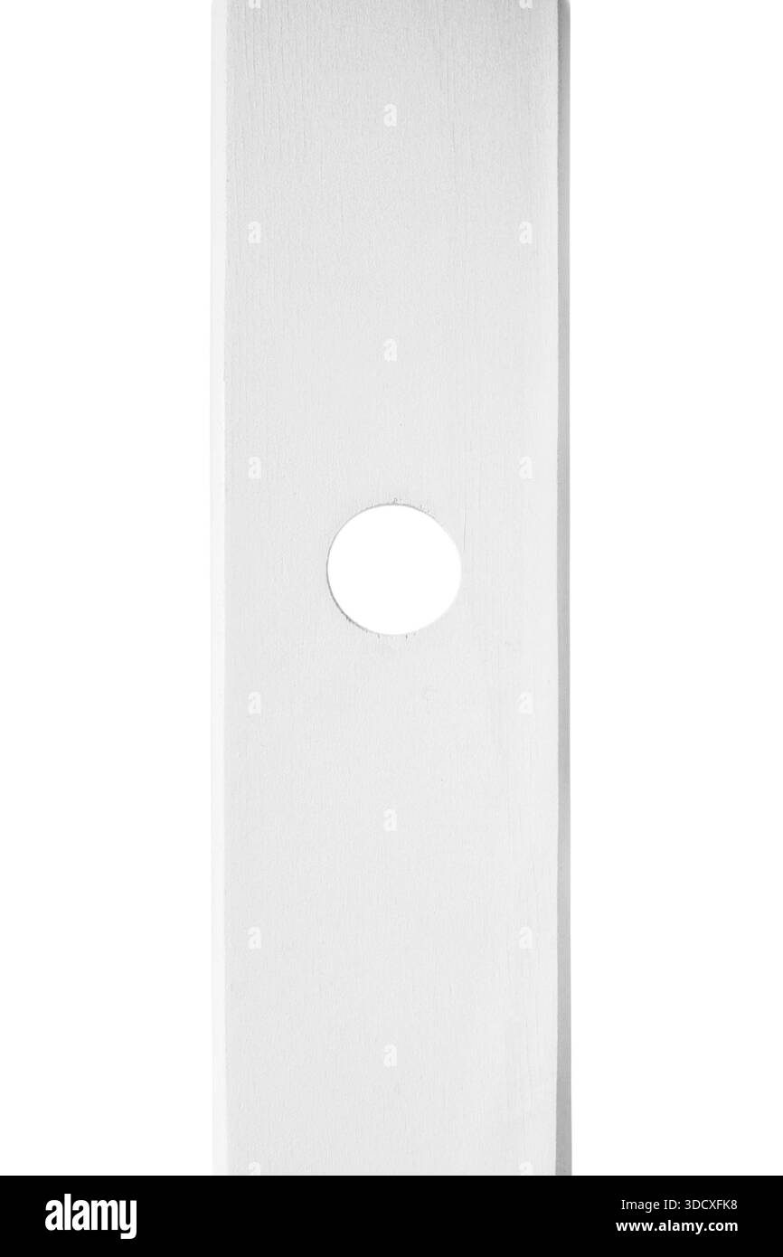 Tavola di legno dipinta di bianco con un foro isolato su sfondo bianco Foto Stock