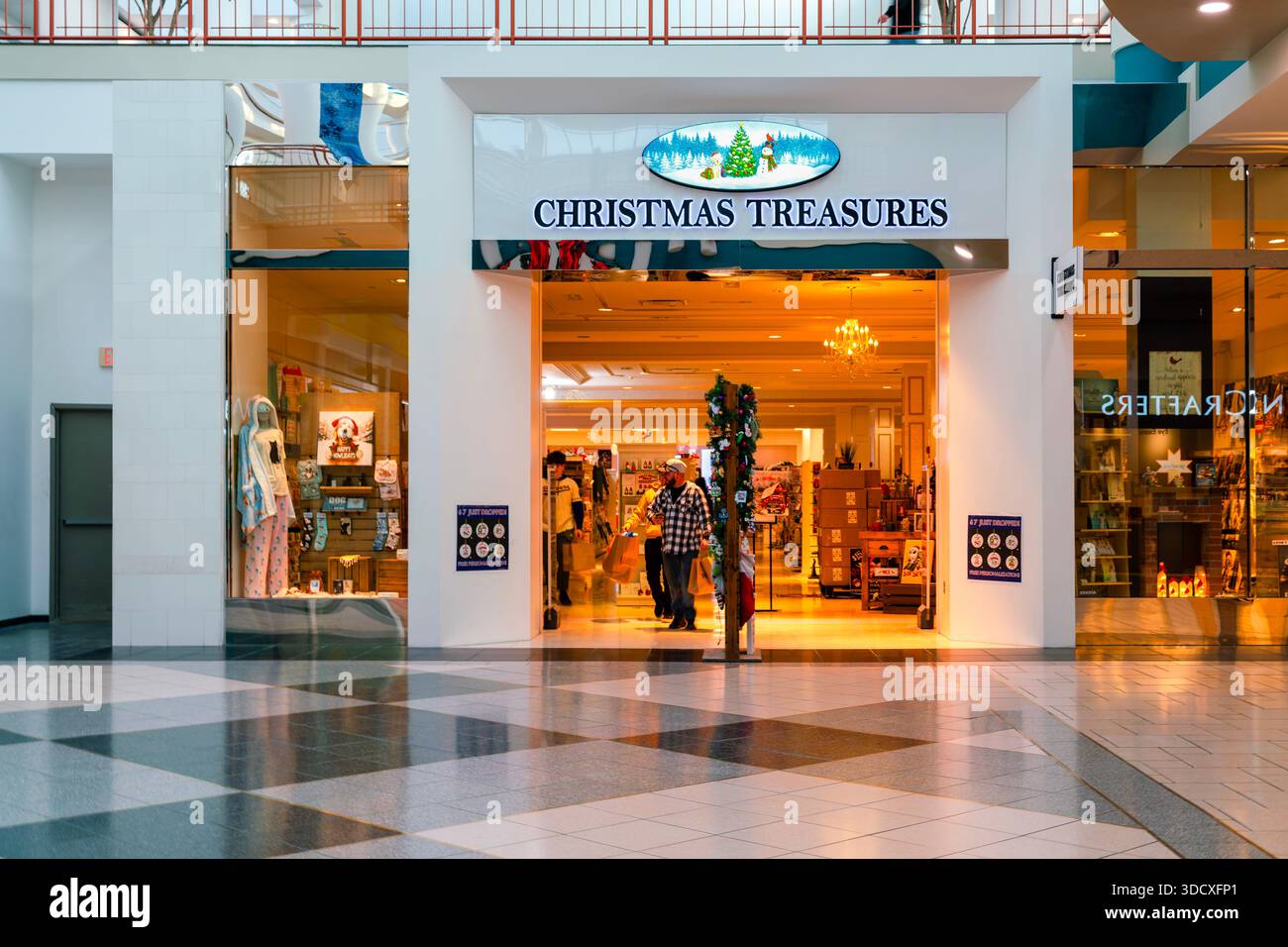 Syracuse, New York - 18 dicembre 2025: Christmas Treasures è un marchio di vendita al dettaglio stagionale specializzato in merchandising a tema natalizio, un negozio pop-up multi-location Foto Stock