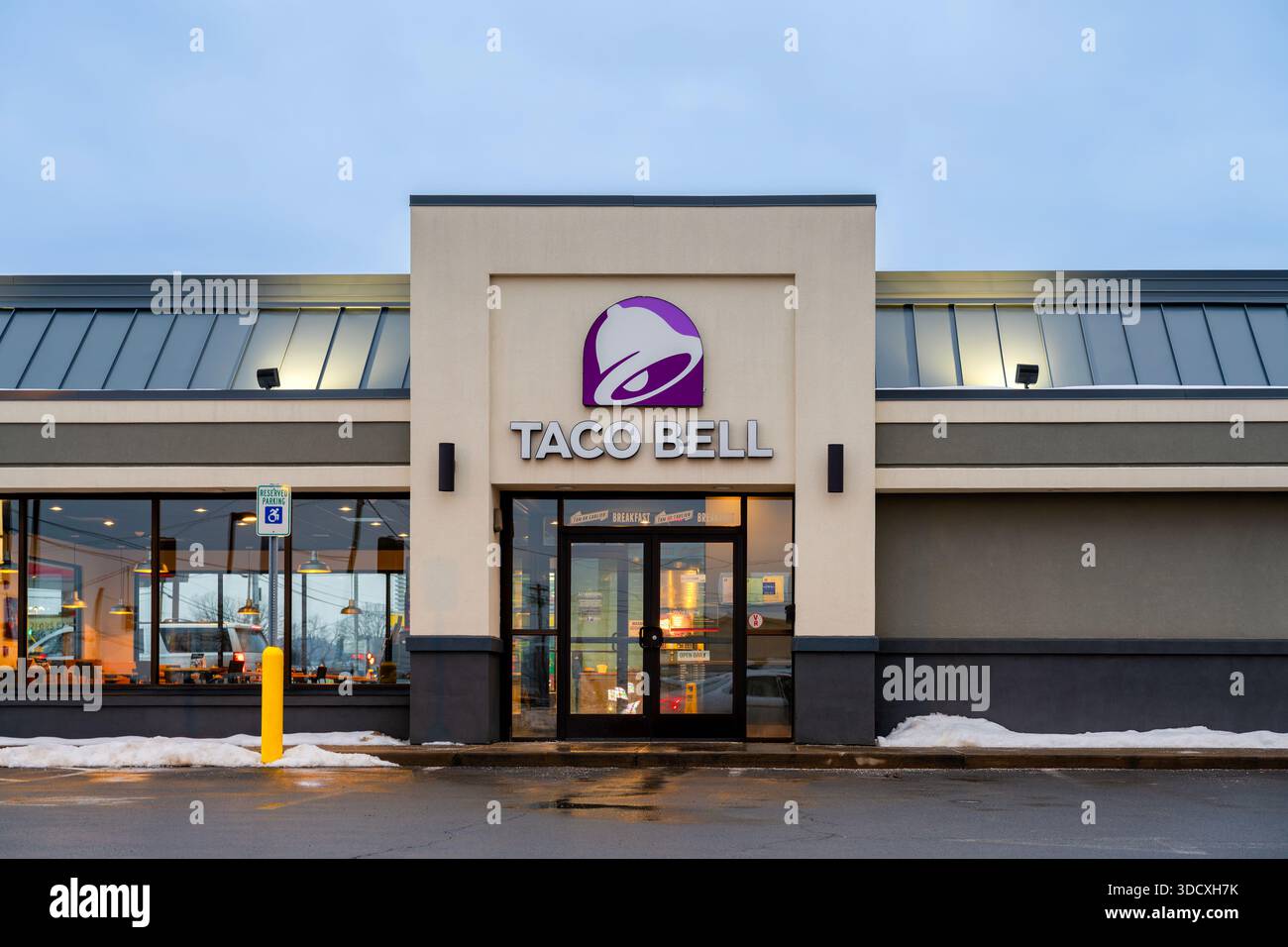 Whitesboro, New York - 17 dicembre 2025: Taco Bell è uno dei marchi di fast food più riconosciuti a livello mondiale, che offre pasti portatili e convenienti con particolare attenzione Foto Stock