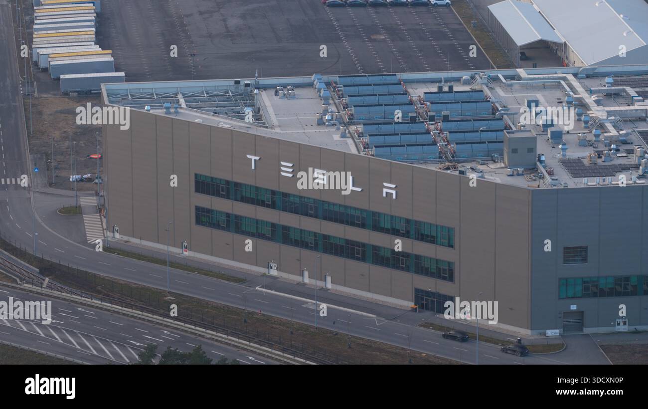 Grunheide, Oder Spree District, Germania, 13 dicembre, 2025: veduta aerea con droni della Gigafactory di Tesla Berlino-Brandeburgo in GR nheide, Germania, showca Foto Stock