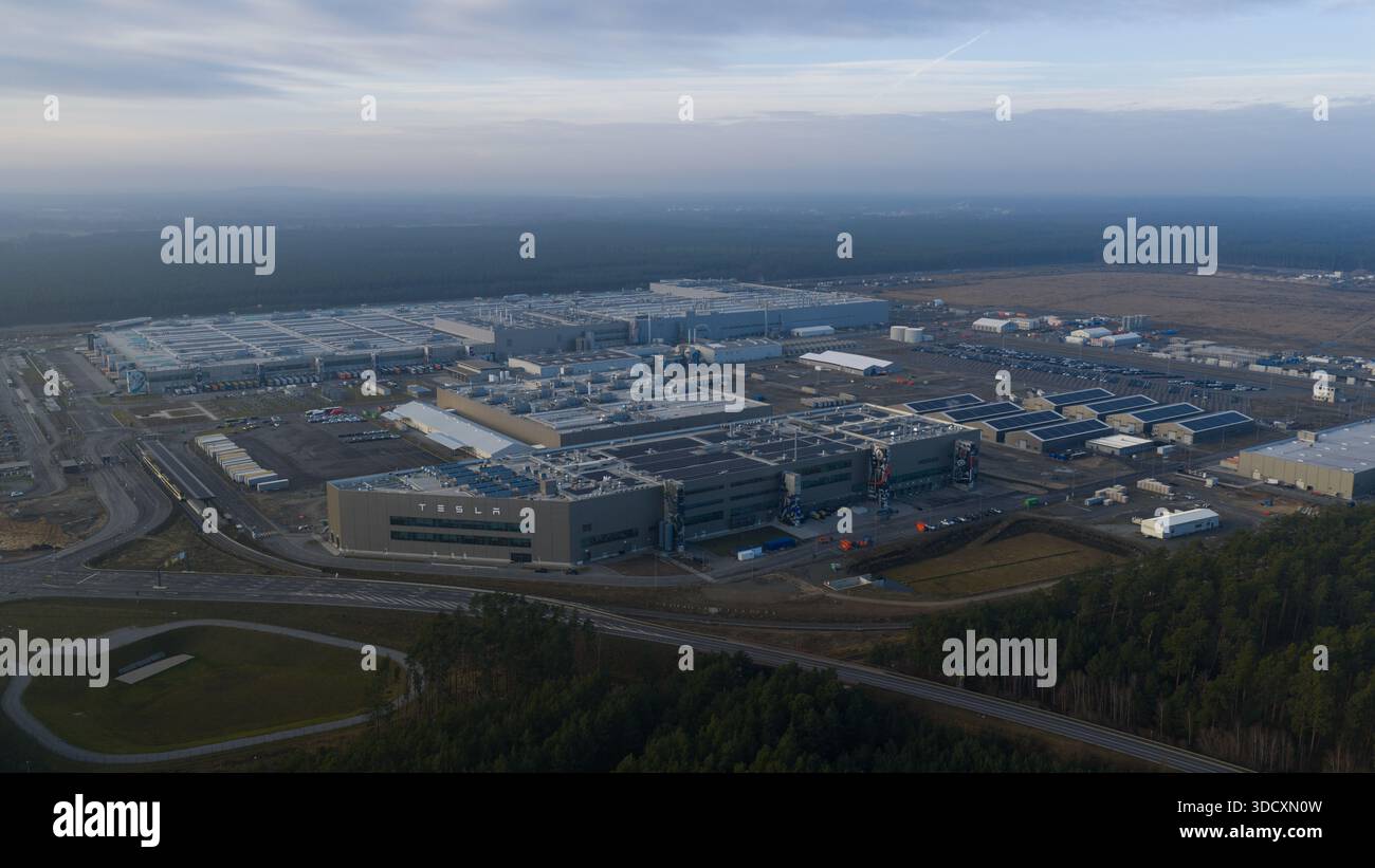 Grunheide, Oder Spree District, Germania, 13 dicembre, 2025: veduta aerea con droni della Gigafactory di Tesla Berlino-Brandeburgo in GR nheide, Germania, showca Foto Stock