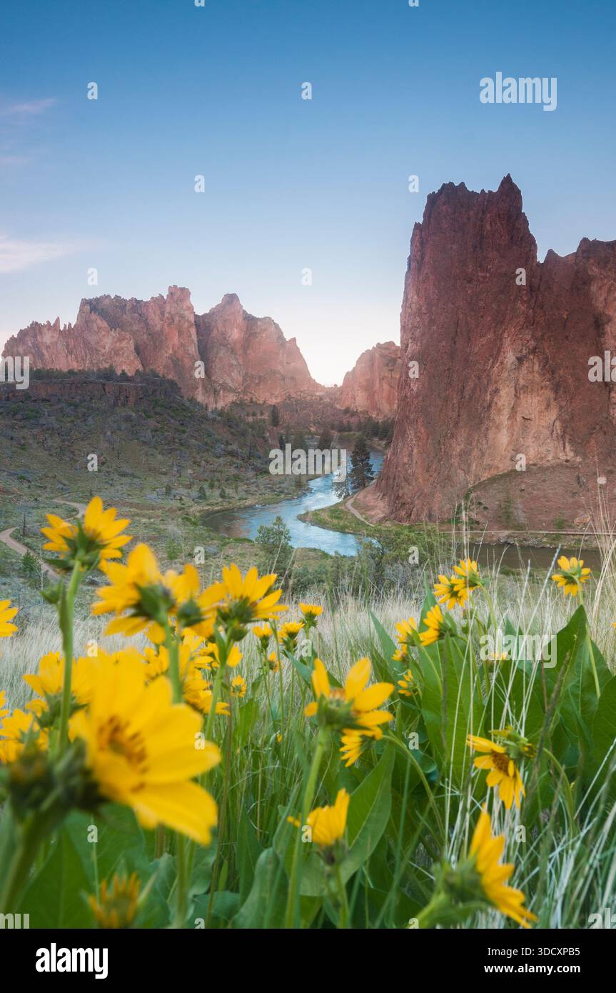 Paesaggio panoramico dello Smith Rock State Park, Bend, Oregon, Stati Uniti Foto Stock