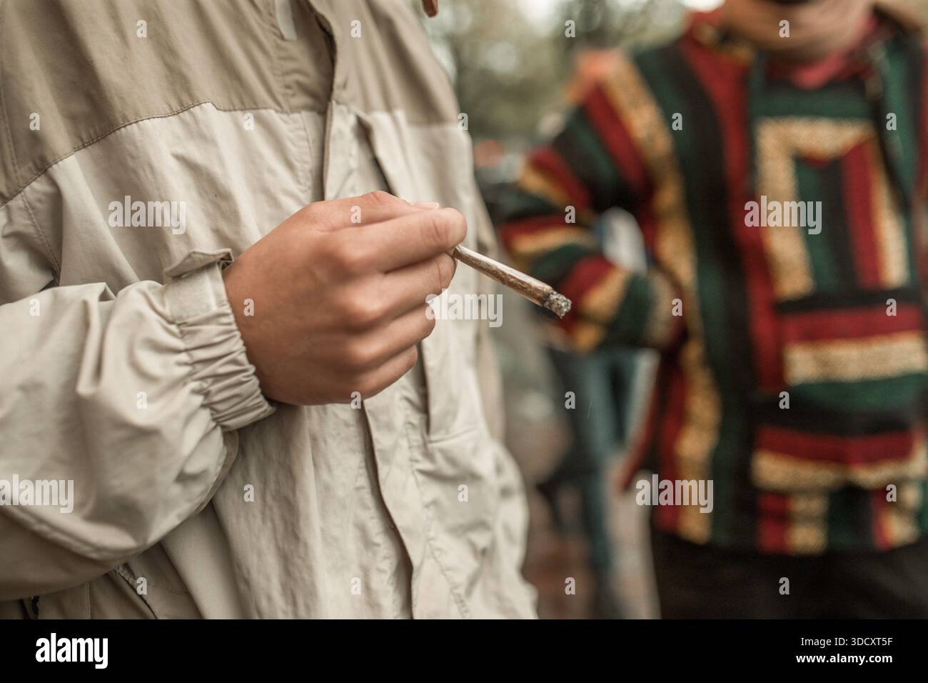 Uomo che tiene il giunto in mano Foto Stock
