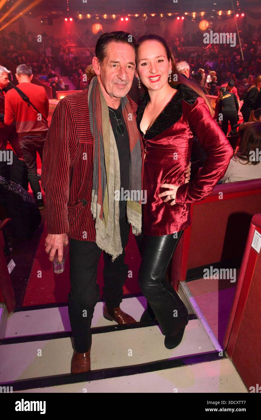Max Tidof mit Tochter Luzie Seitz bei der Premiere der Circus Krone Winterspielzeit mit dem Programm Ich.Du.Wir.Krone im Circus Krone Bau. München, 25.12.2025 *** Max Tidof con la figlia Luzie Seitz alla premiere della stagione invernale Circus Krone con il programma Ich Du Wir Krone al Circus Krone Bau Monaco di Baviera, 25 12 2025 foto:XB.xInsingerx/xFuturexImagex krone_5252 Foto Stock