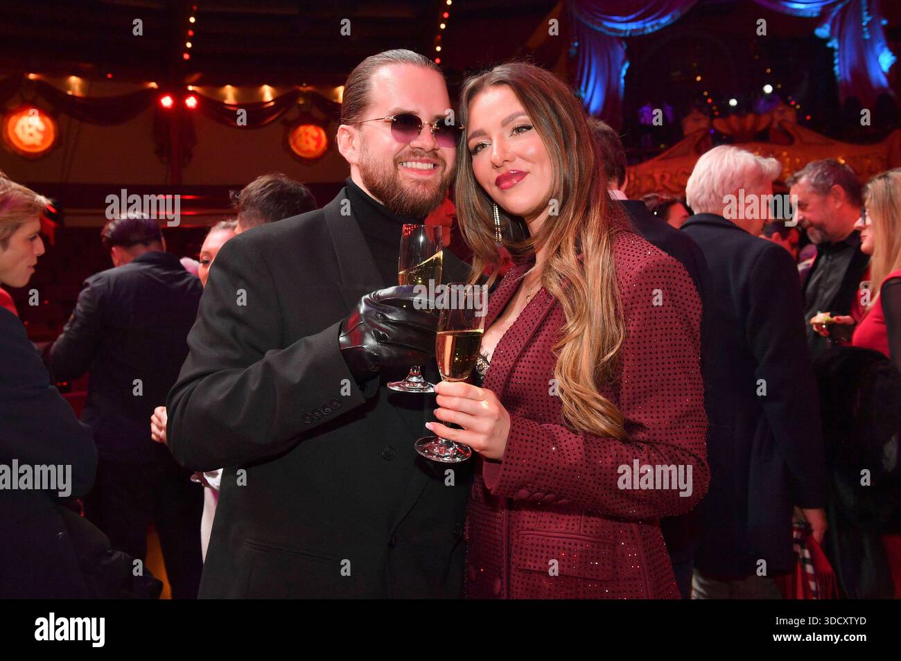 Joelina Drews mit Freund Adrian Louis bei der Premiere der Circus Krone Winterspielzeit mit dem Programm Ich.Du.Wir.Krone im Circus Krone Bau. München, 25.12.2025 *** Joelina Drews con il fidanzato Adrian Louis alla premiere della stagione invernale Circus Krone con il programma Ich Du Wir Krone al Circus Krone Bau Monaco di Baviera, 25 12 2025 foto:XB.xInsingerx/xFuturexImagex krone_5305 Foto Stock