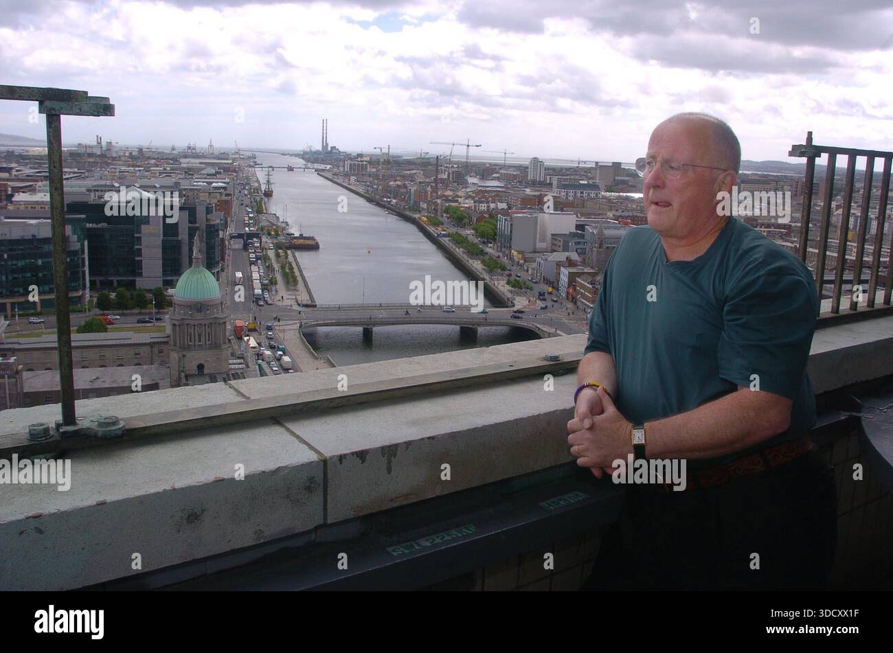EMBARGO AL 0001 SABATO DICEMBRE 27 foto di archivio datata 10/06/04 della leggendaria cantante folk irlandese Christy Moore che guarda attraverso la sua città adottiva di Dublino in Irlanda. I funzionari irlandesi hanno contestato la decisione delle autorità portuali britanniche di interrogare la famosa cantante folk irlandese Christy Moore nel 2004, in mezzo a un aumento di denunce simili relative a misure antiterrorismo. Il cantautore ha detto che è stato fermato da ufficiali e detenuto per più di due ore dopo essere sceso da un traghetto da Dublino nel porto gallese di Holyhead nell'ottobre di quell'anno. Data di pubblicazione: Sabato 27 dicembre 2025. Foto Stock