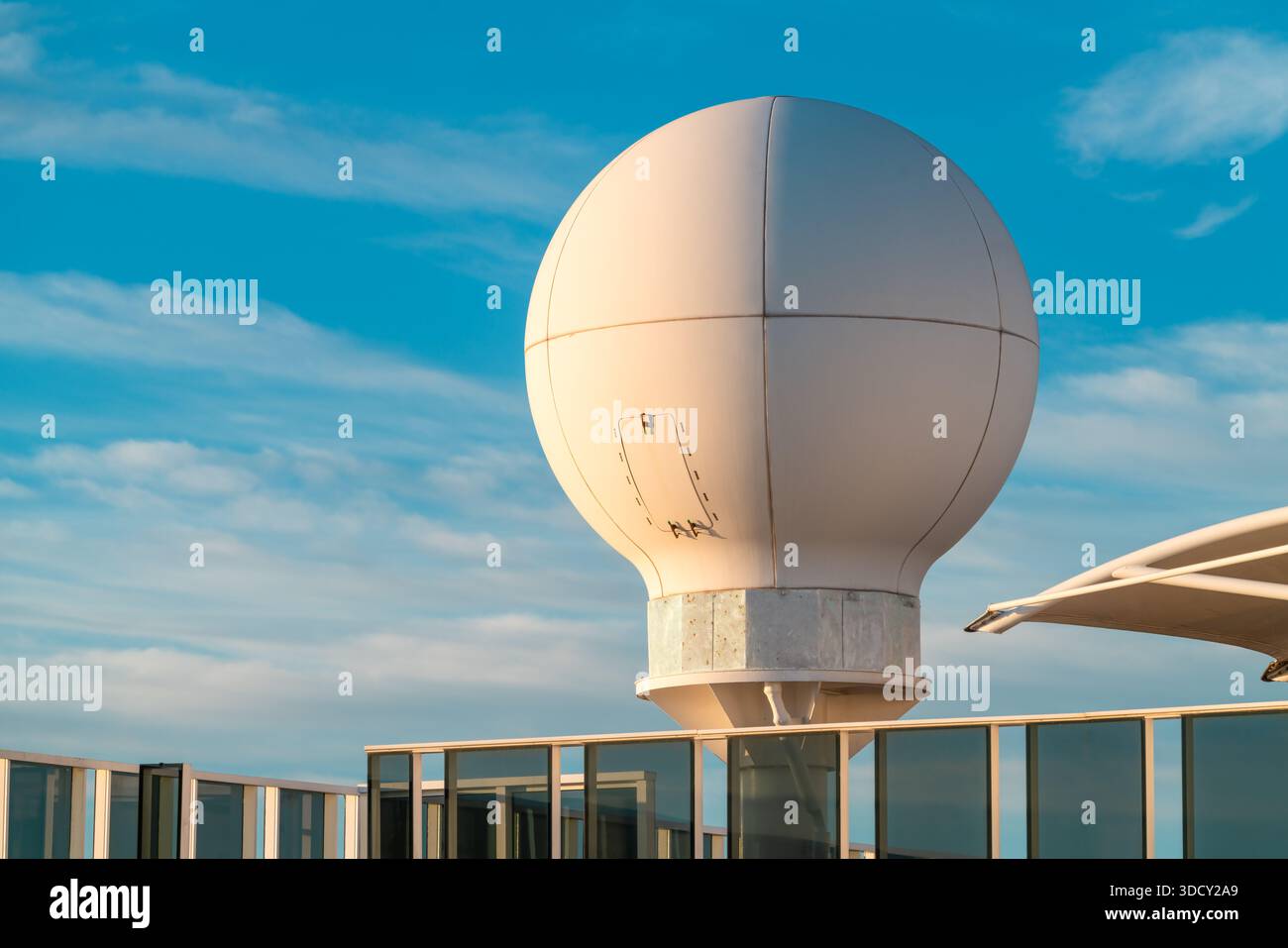 Nave da crociera, radome per apparecchiature di navigazione e antenna di comunicazione sul ponte superiore Foto Stock