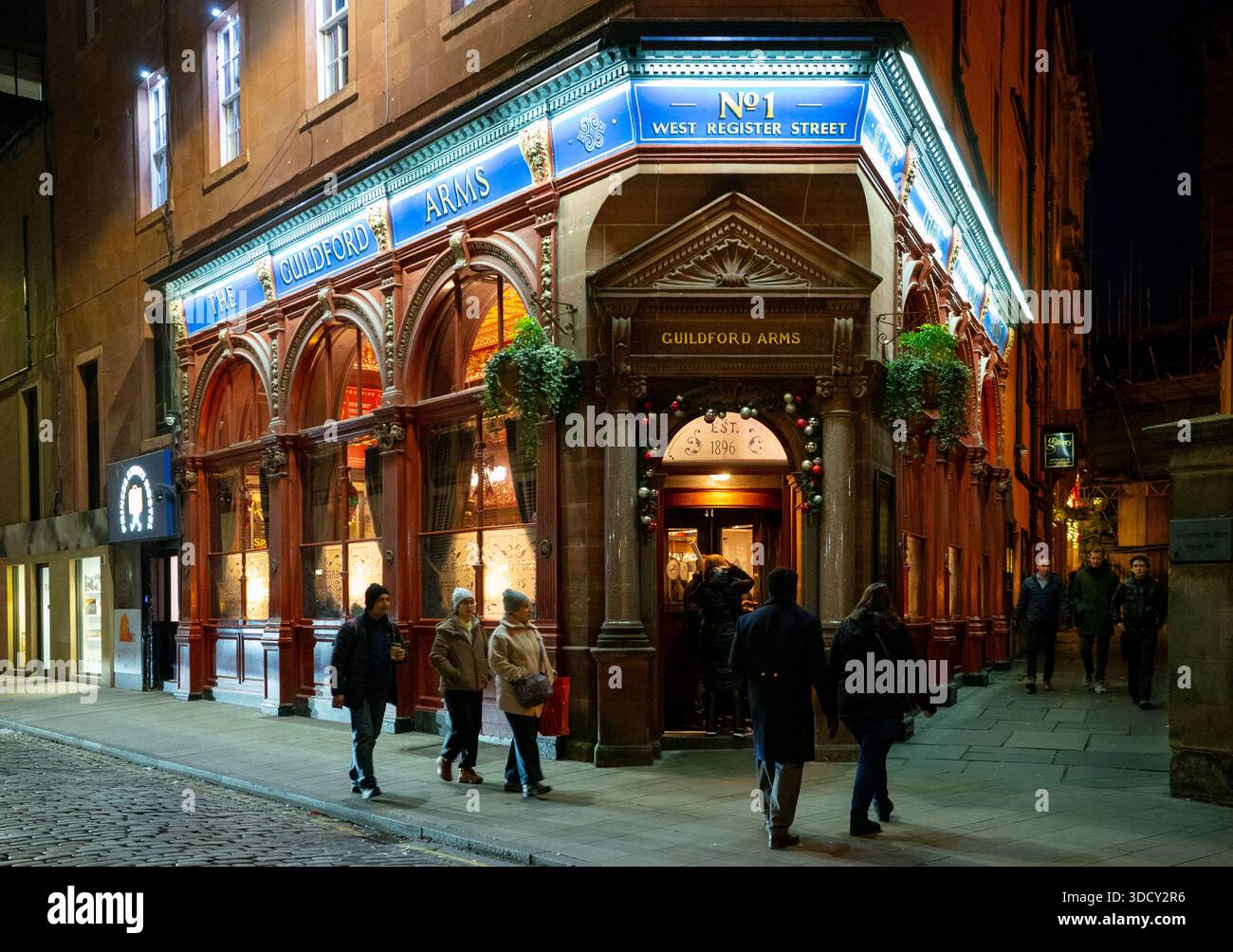 Vista notturna del pub Guildford Arms di notte a Edimburgo, in Scozia, Regno Unito Foto Stock