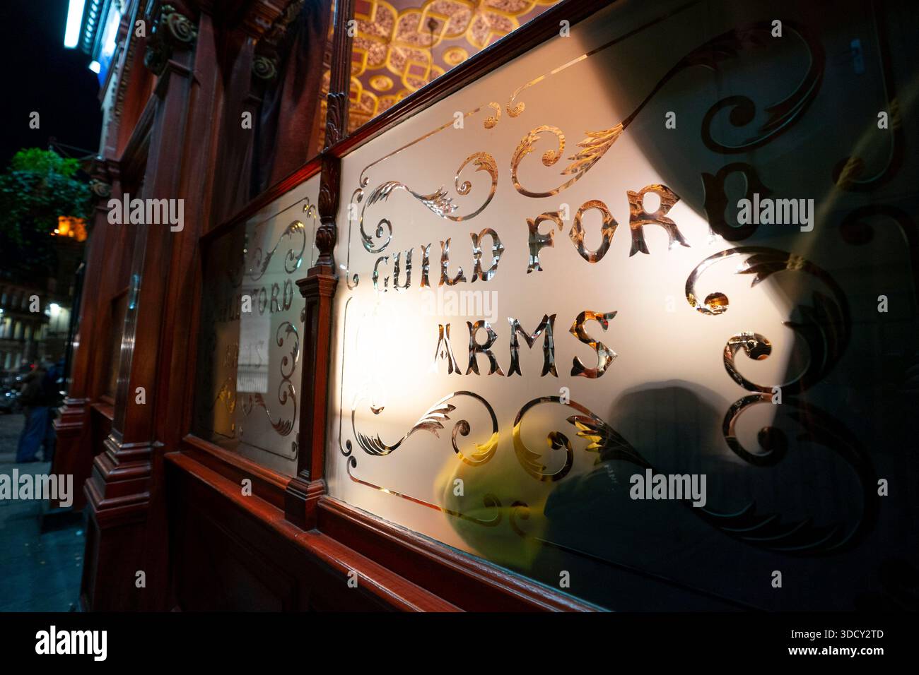 Vista notturna del pub Guildford Arms di notte a Edimburgo, in Scozia, Regno Unito Foto Stock