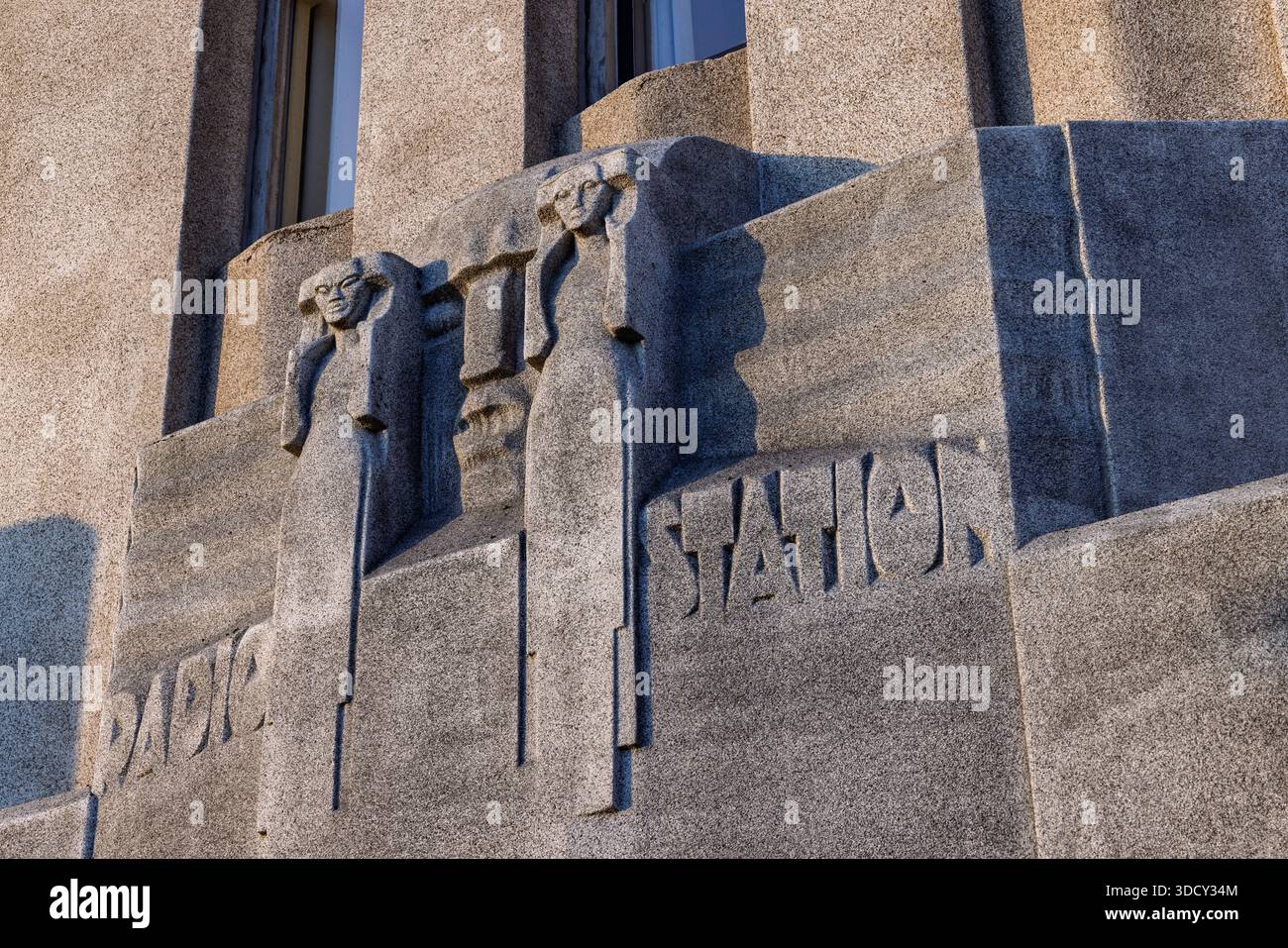 Primo piano di sculture in pietra Art Deco e testo sulla facciata del monumentale edificio dell'ex trasmettitore radio Kootwijk nei Paesi Bassi. Foto Stock