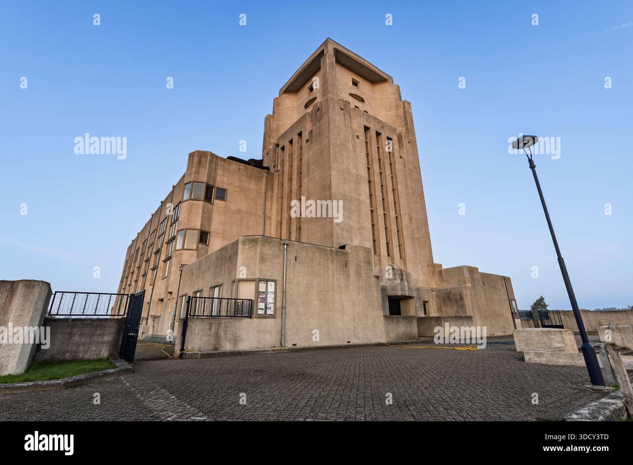 Vista ad angolo basso dell'imponente architettura Art Deco in cemento di radio Kootwijk, un ex edificio di trasmettitori sul Veluwe, Paesi Bassi. Foto Stock