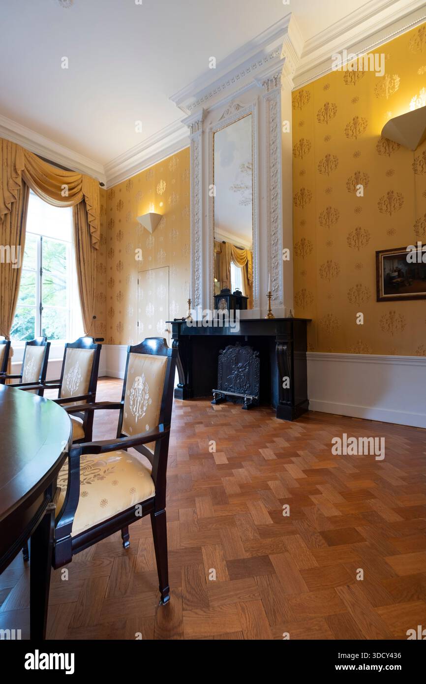 Interno di una sala da pranzo con specchio e caminetto nella Oranjewoud Country House nel parco di Oranjewoud vicino a Heerenveen Foto Stock
