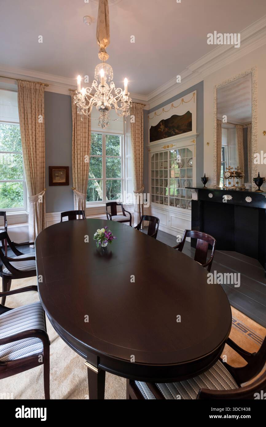 Interno di una sala da pranzo con armadietto cinese, lampadario e caminetto nella casa di campagna di Oranjewoud nel parco di Oranjewoud vicino a Heerenveen Foto Stock