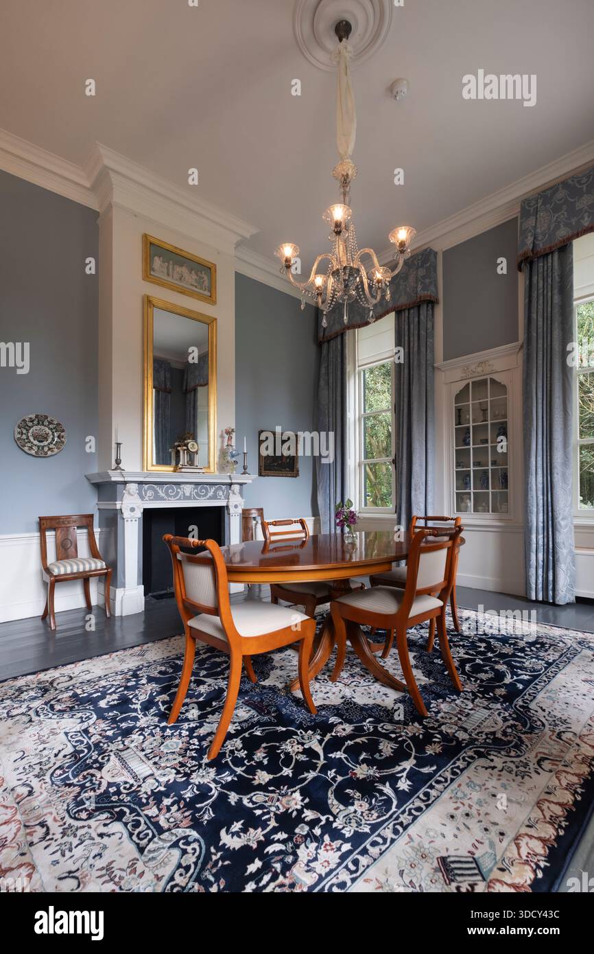 Interno con lampadario e splendido tappeto della casa di campagna di Oranjewoud nel parco di Oranjewoud vicino a Heerenveen Foto Stock