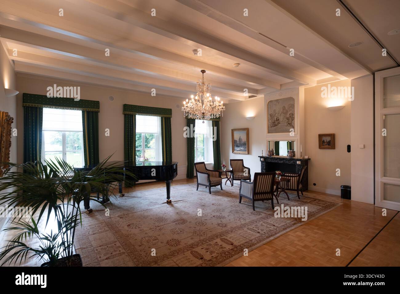 Interno con pianoforte a coda della casa di campagna di Oranjewoud nel parco di Oranjewoud vicino a Heerenveen Foto Stock