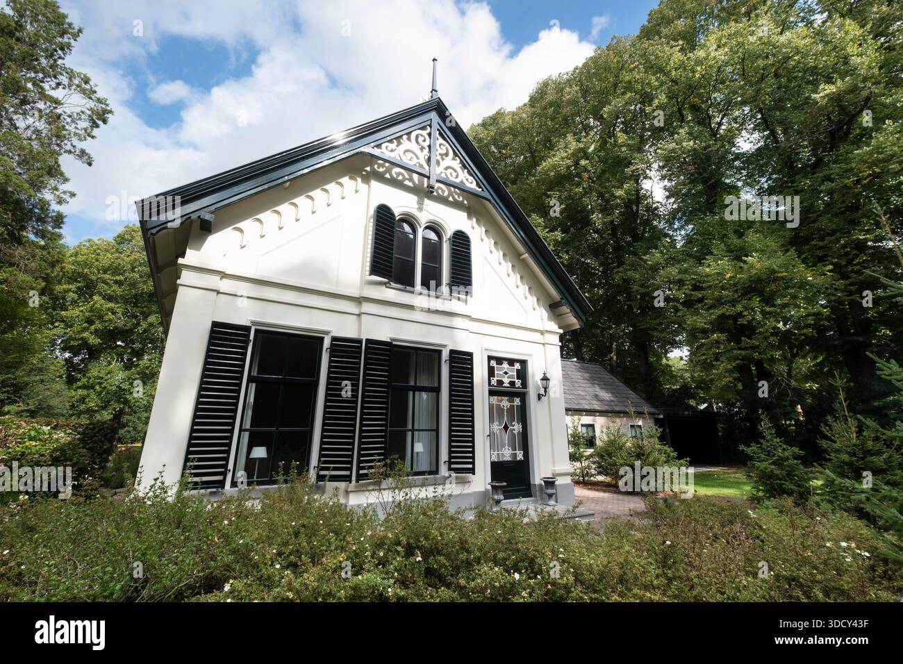 La monumentale casa del giardiniere nella tenuta di Klein Jagtlust nell'area di Oranjewoud Park vicino a Heerenveen, nei Paesi Bassi Foto Stock