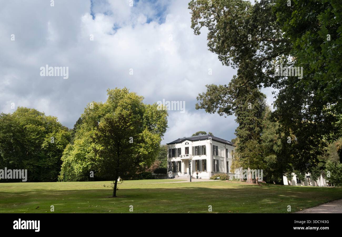 Klein Jagtlust è una delle tre proprietà dell'area di Oranjewoud Park, costruita nel 1856, Heerenveen, Paesi Bassi Foto Stock