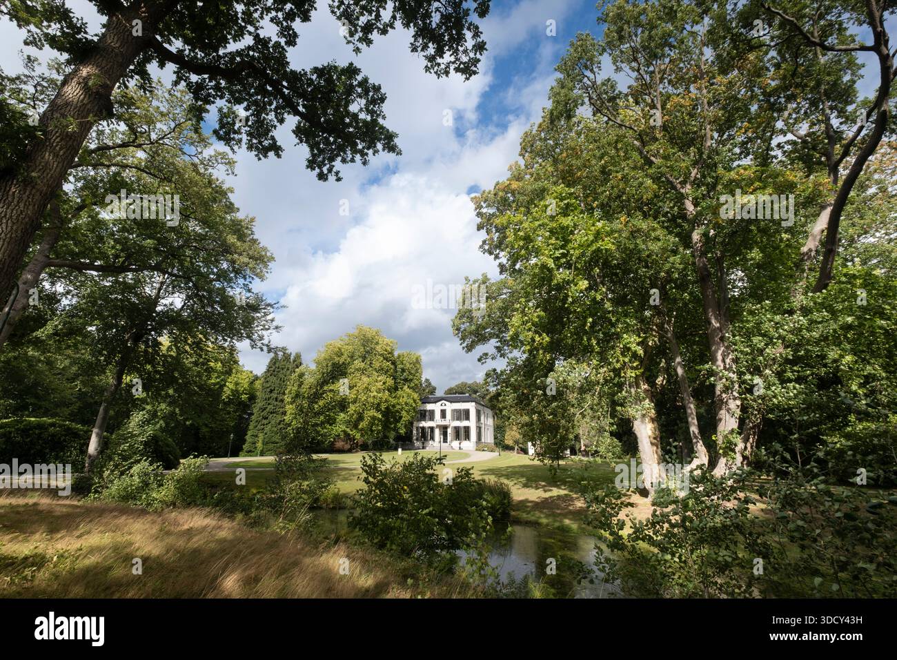 Klein Jagtlust è una delle tre proprietà dell'area di Oranjewoud Park, costruita nel 1856, Heerenveen, Paesi Bassi Foto Stock