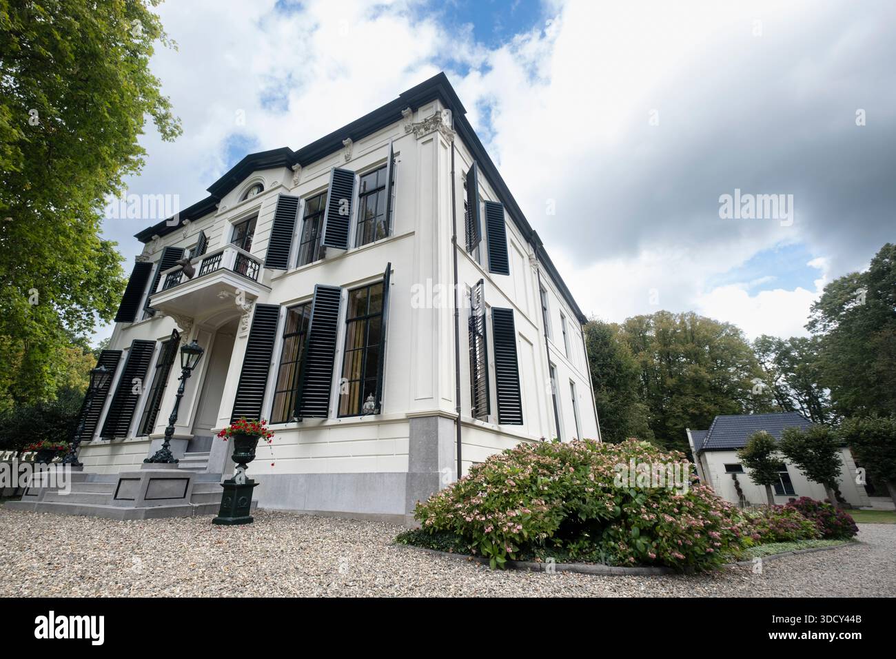 Klein Jagtlust è una delle tre proprietà dell'area di Oranjewoud Park, costruita nel 1856, Heerenveen, Paesi Bassi Foto Stock