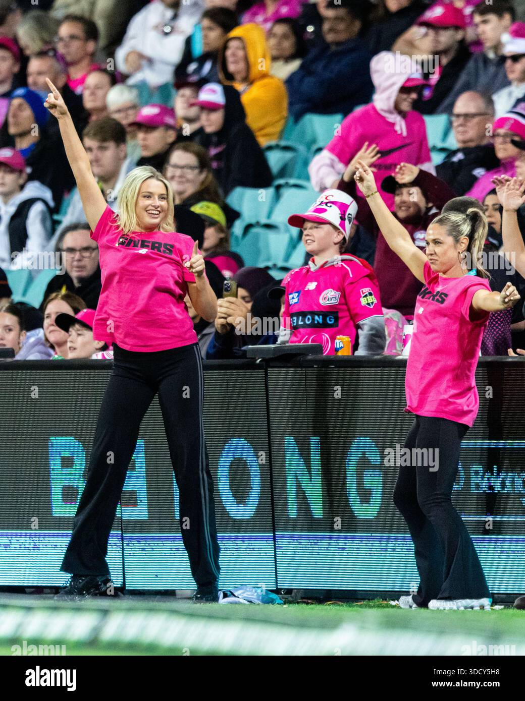 Sydney, NSW, Australia. 26 dicembre 2025. Gli artisti dei Sydney Sixers intratterranno la folla durante la partita della Big Bash League tra Sydney Sixers e Melbourne Stars. (Credit Image: © Stephane Thomas/ZUMA Press Wire) SOLO PER USO EDITORIALE! Non per USO commerciale! Foto Stock