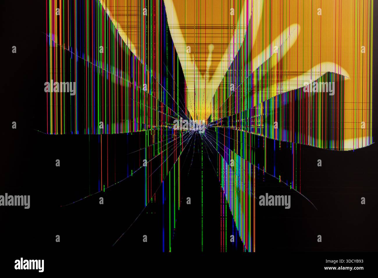 Visualizzazione dettagliata di uno schermo di visualizzazione elettronico rotto con punto di impatto frantumato e vividi danni alle linee di pixel, che illustra un problema critico del dispositivo Foto Stock