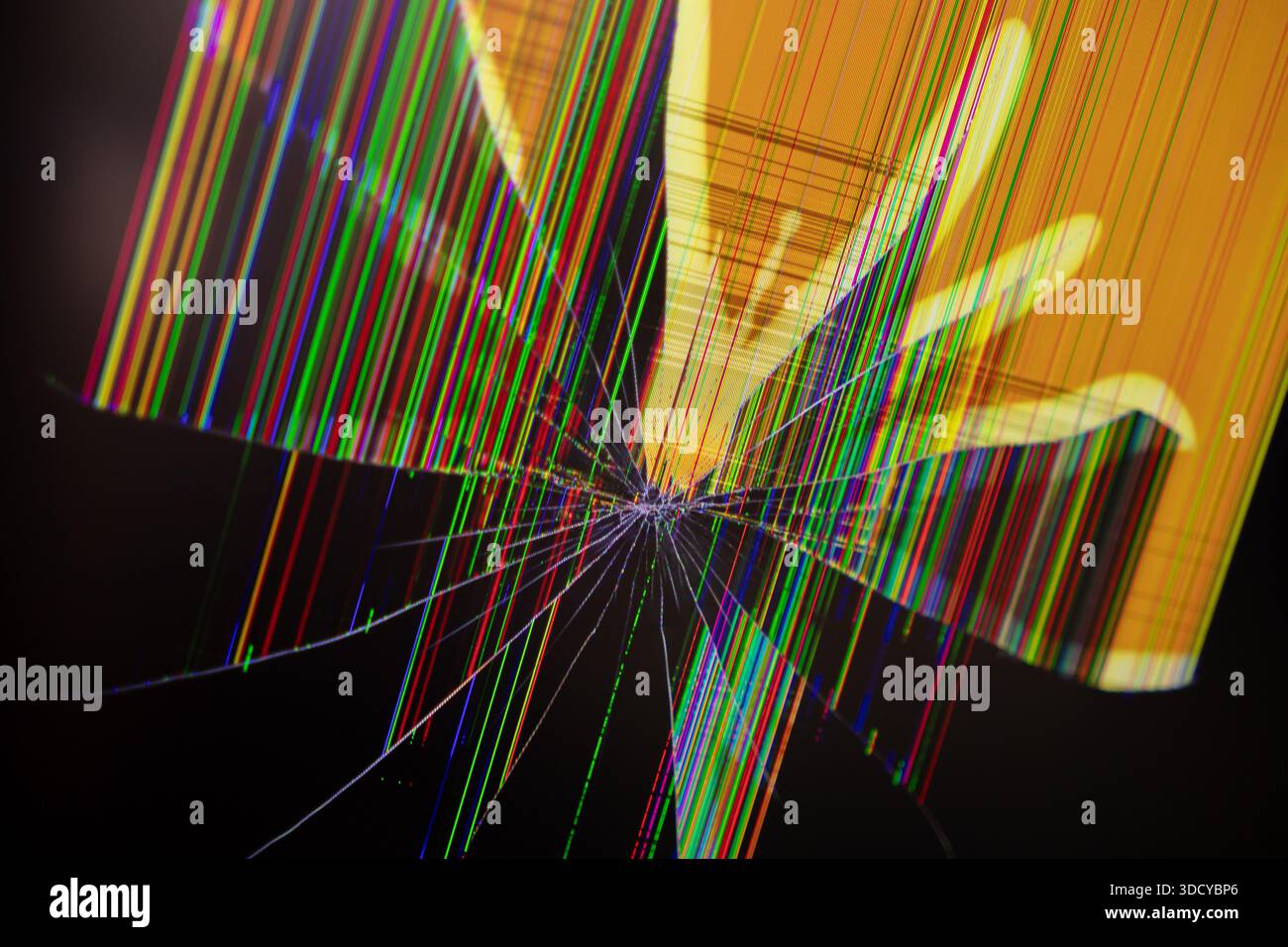 Primo piano di un display in frantumi che mostra linee vivaci multicolore, che indicano un malfunzionamento critico del dispositivo, un errore digitale e un'urgente necessità di Foto Stock