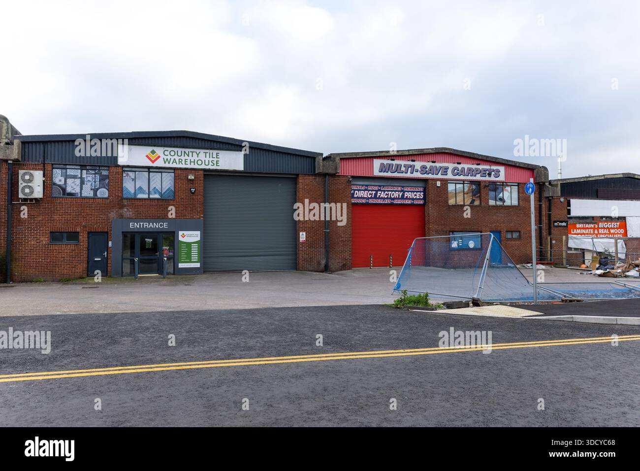 Edifici industriali di magazzini abbandonati, Longwell Green, Bristol, Regno Unito (dicembre 25) Foto Stock