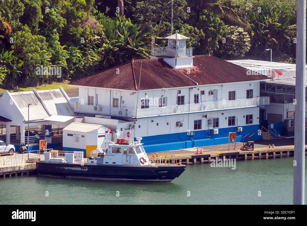 Transito del Canale di Panama: Un edificio amministrativo del canale vicino a Gatun Locks, Colon Foto Stock